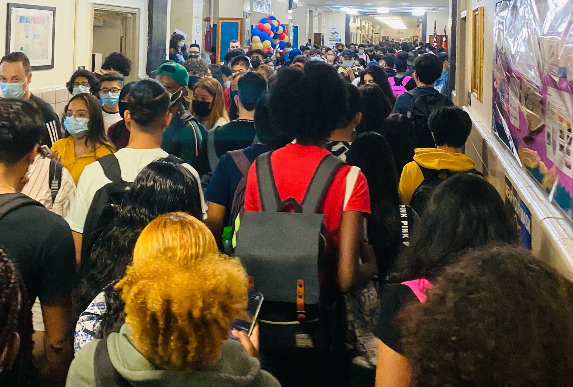 Canh chen chuc trong cac truong hoc o New York giua dai dich hinh anh