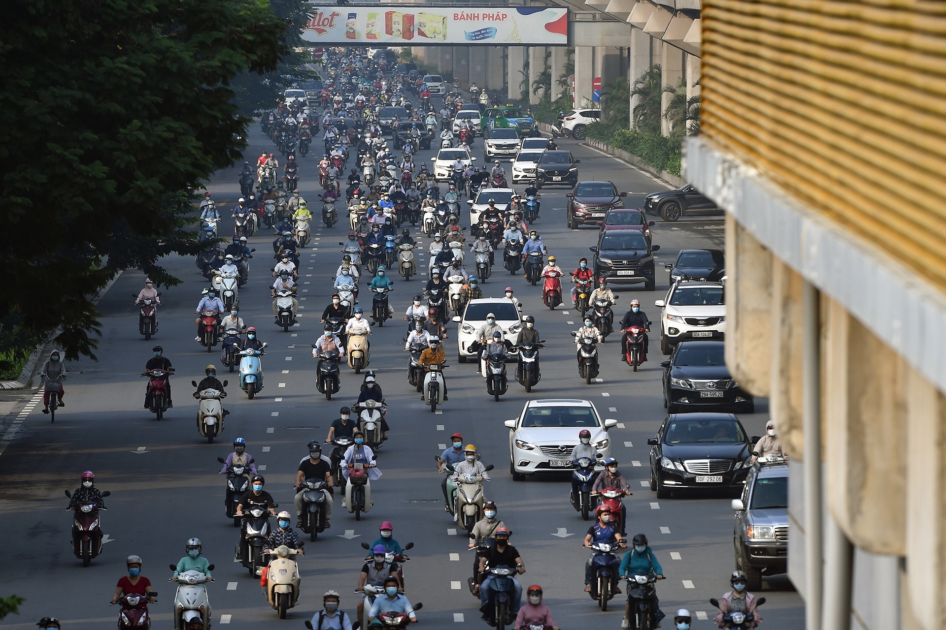 Ha Noi dong duc sau 2 thang gian cach anh 1