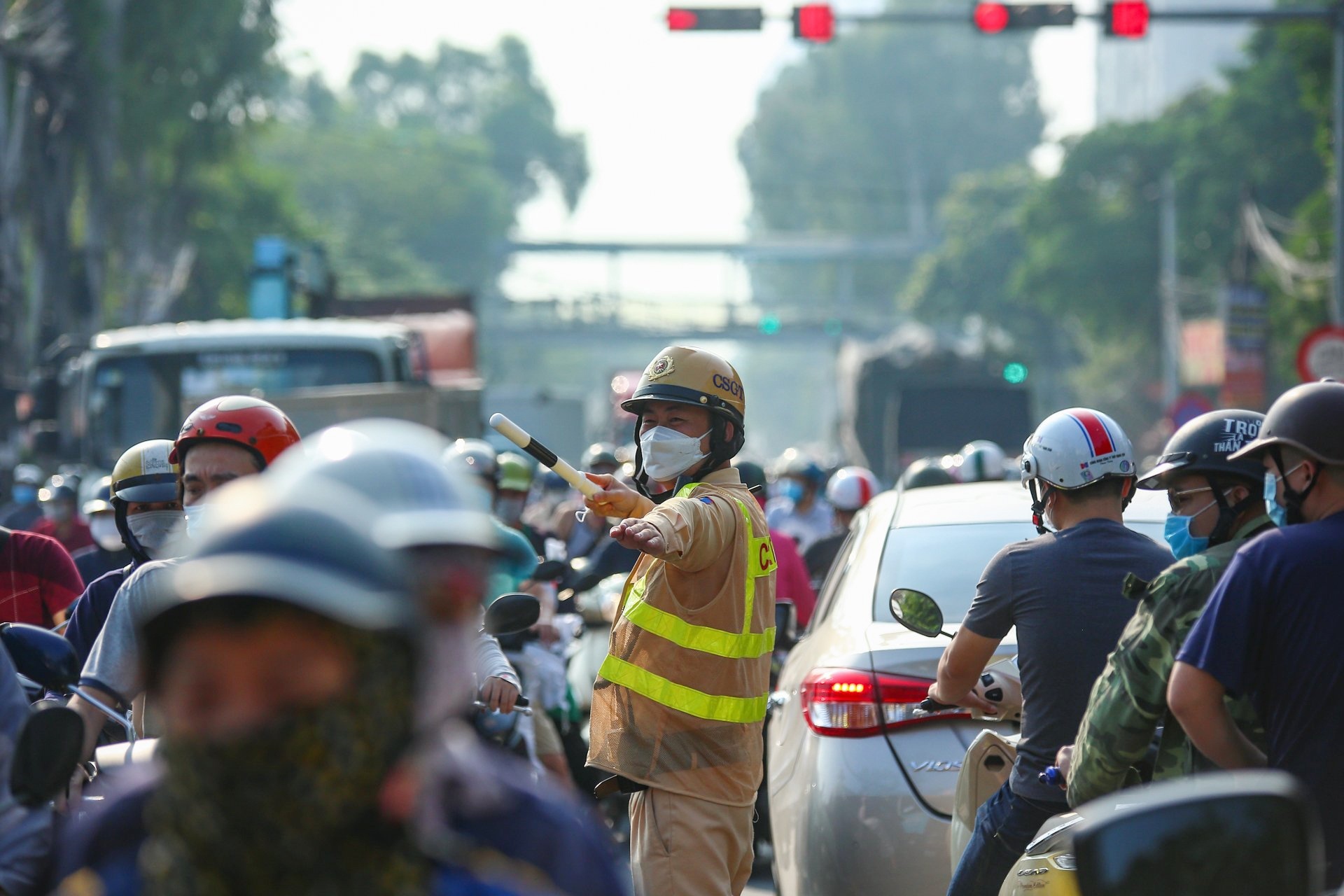Ha Noi dong duc sau 2 thang gian cach anh 2