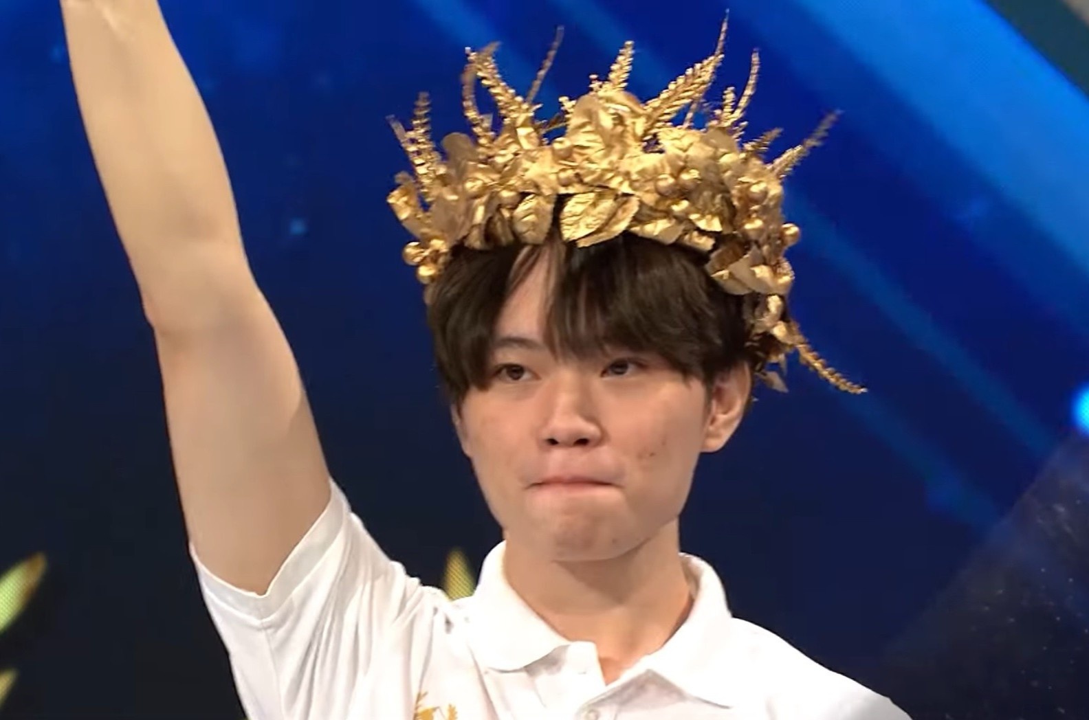 Nam sinh Nghe An khoa trang ca nhan sau khi vao chung ket Olympia 2021 hinh anh