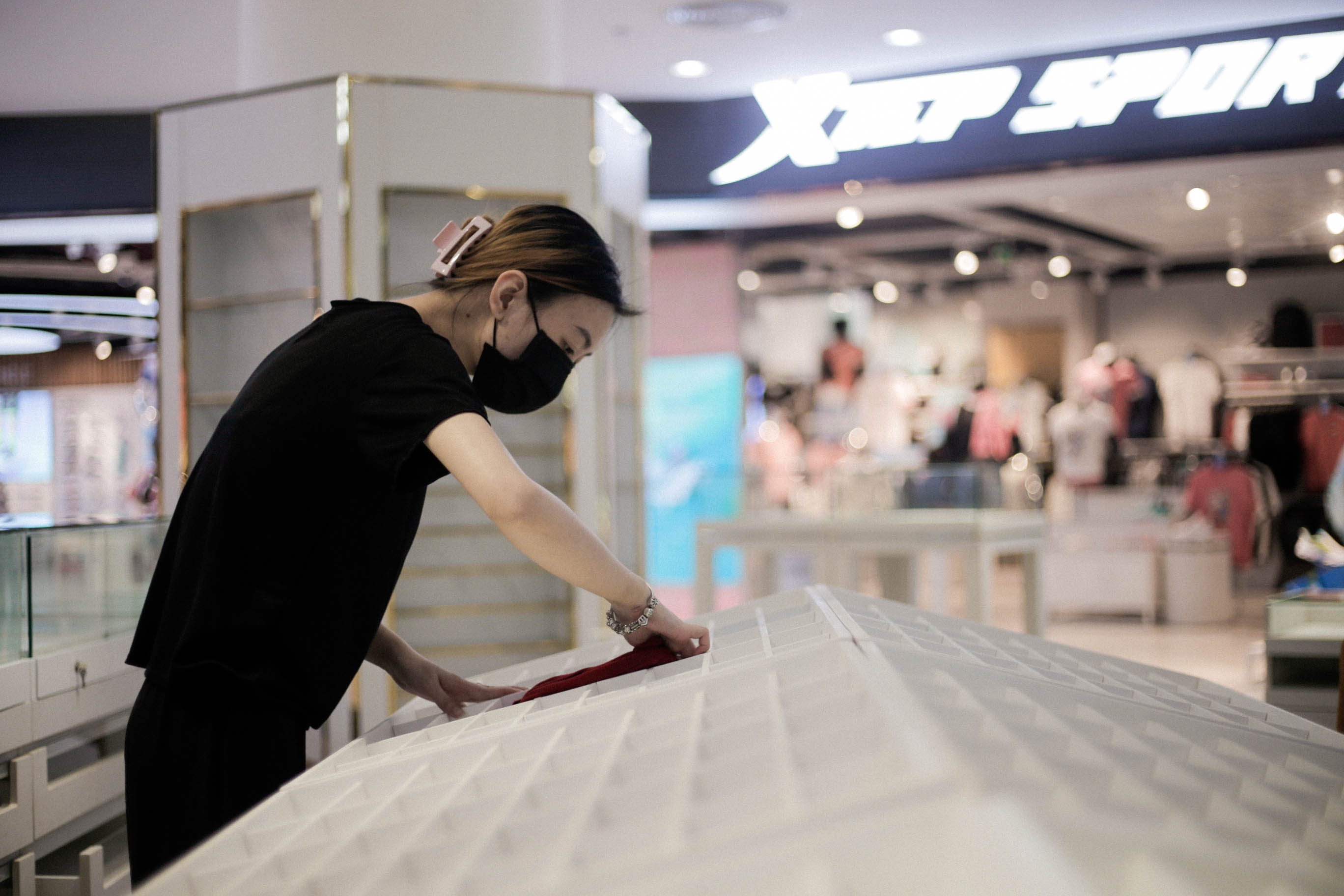 Trung tam thuong mai duoc mo cua tro lai anh 5