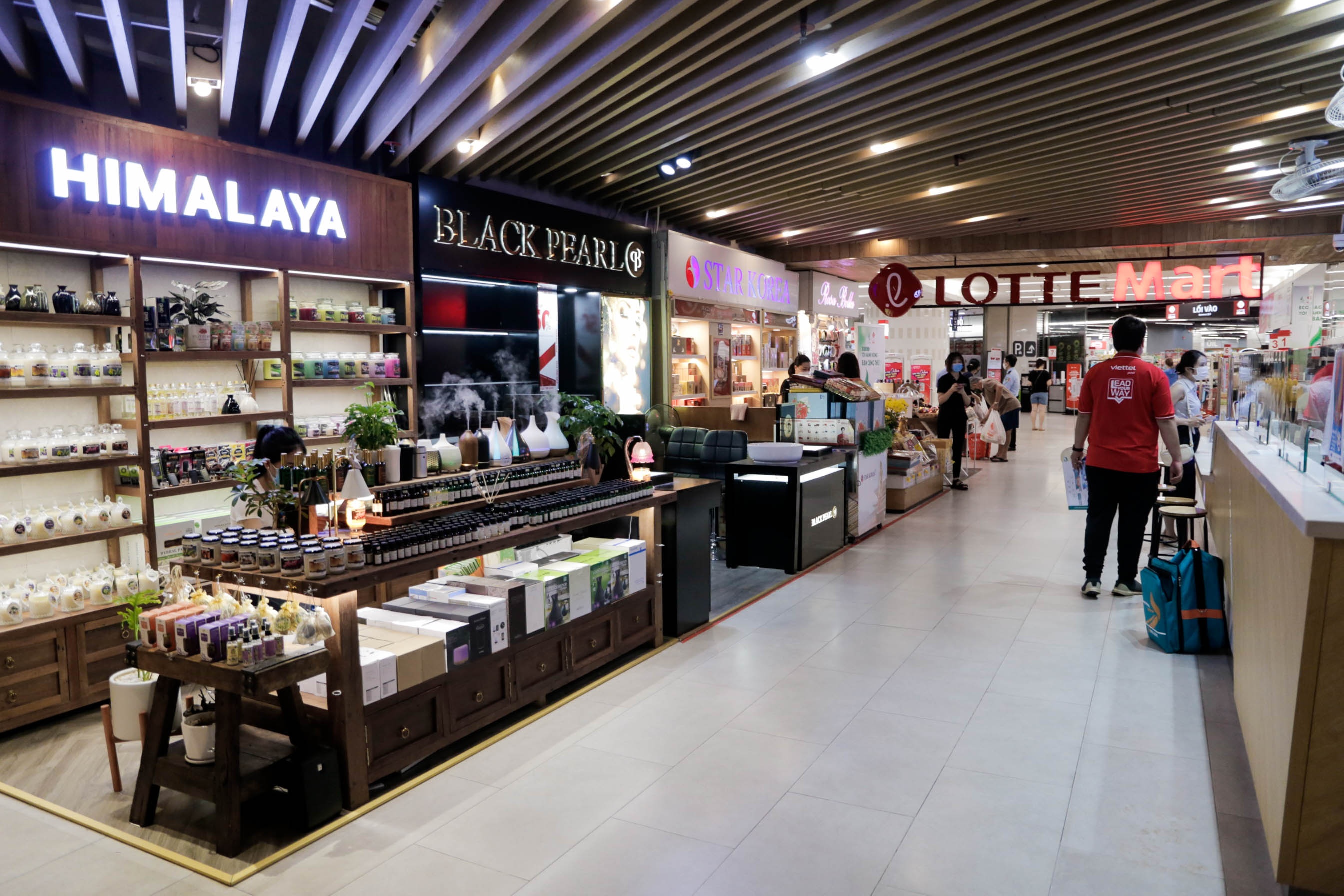 Trung tam thuong mai duoc mo cua tro lai anh 7