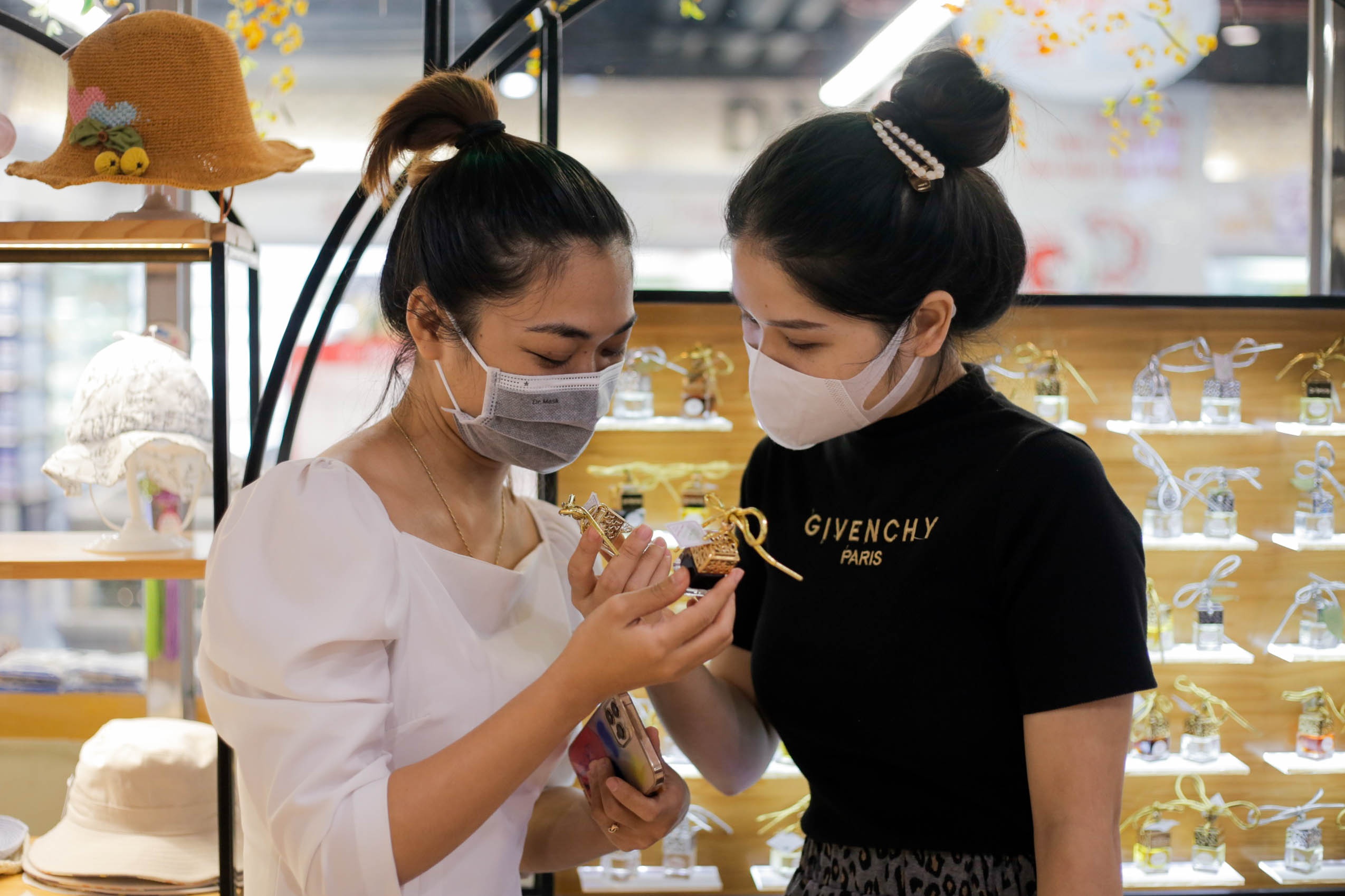 Trung tam thuong mai duoc mo cua tro lai anh 8