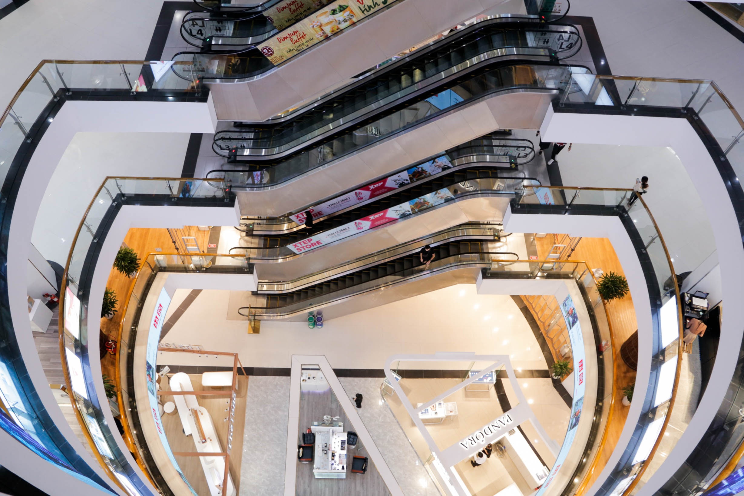 Trung tam thuong mai duoc mo cua tro lai anh 1