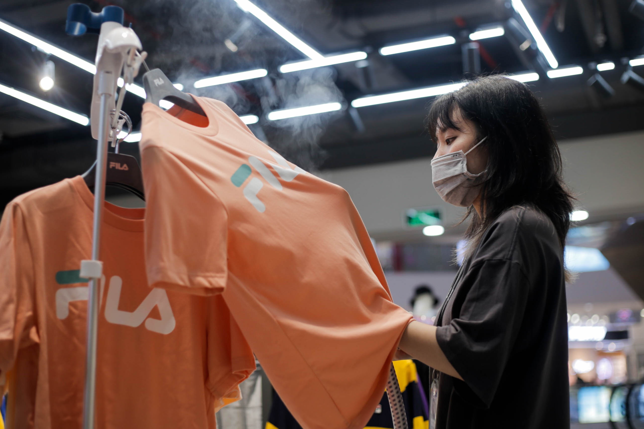 Trung tam thuong mai duoc mo cua tro lai anh 4