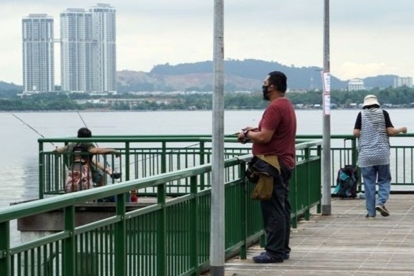 Cay cau 1 km chia cat nhieu cap vo chong trong dich hinh anh