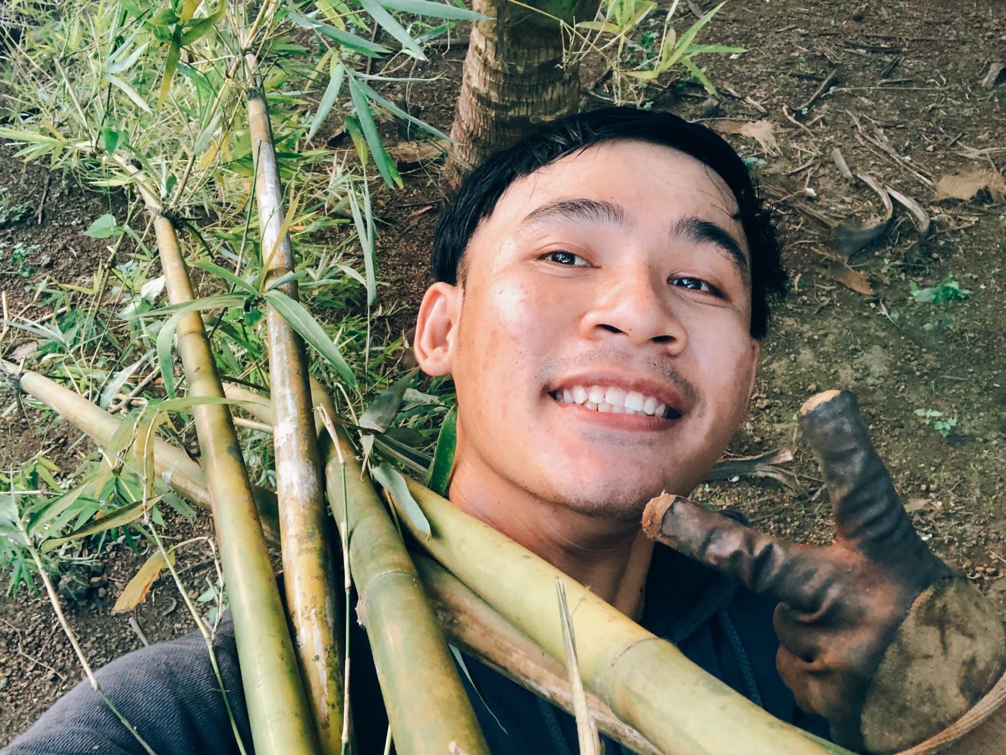 Chang trai trong hoa hong trong vuon 2.000 m2 anh 2