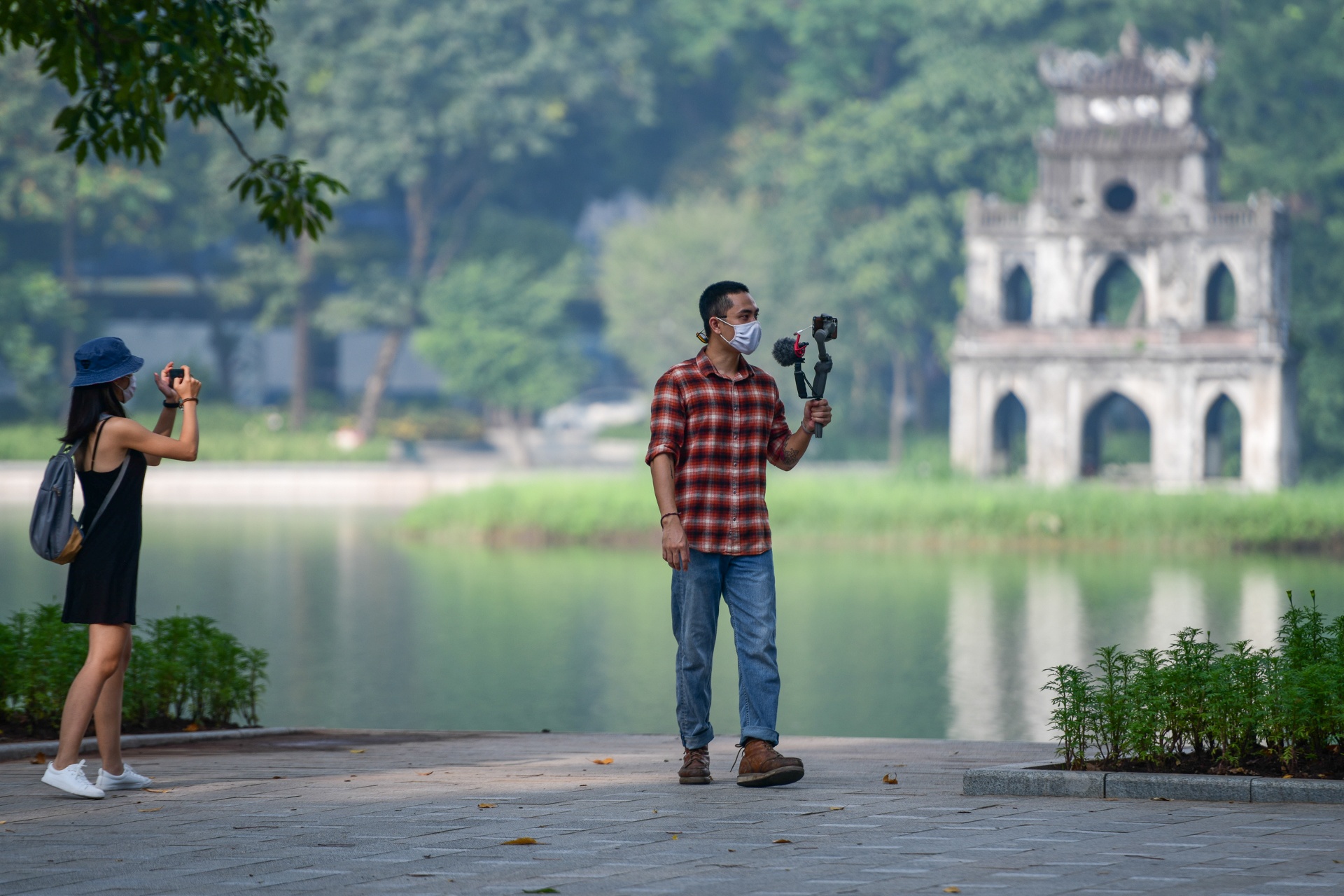 Chàng trai Hà Nội dẫn tour online cho khách Tây ảnh 2 Chang trai Ha Noi dan tour online cho khach Tay anh 2