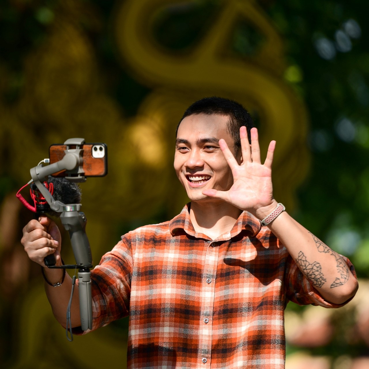Chàng trai Hà Nội dẫn tour online cho khách Tây ảnh 1 Chang trai Ha Noi dan tour online cho khach Tay anh 1