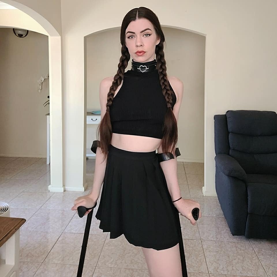 Nu nguoi mau mot chan noi tieng tren mang anh 1