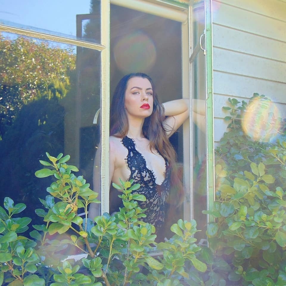 Nu nguoi mau mot chan noi tieng tren mang anh 5