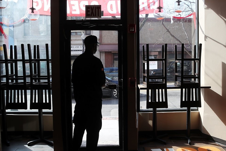 Hoang mang va be tac hau dai dich anh 2