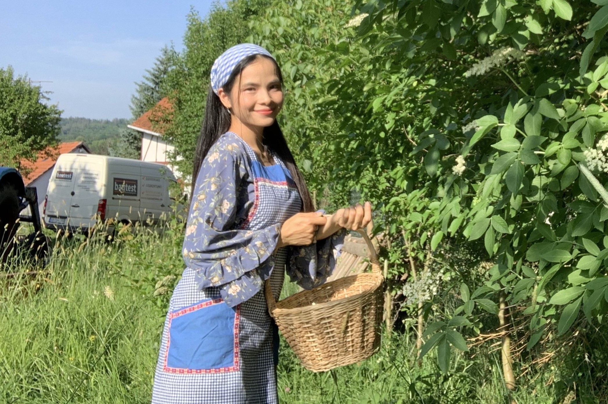 Vo Viet chong Duc bo pho ve que, song o nong trai gan 9.000 m2 hinh anh