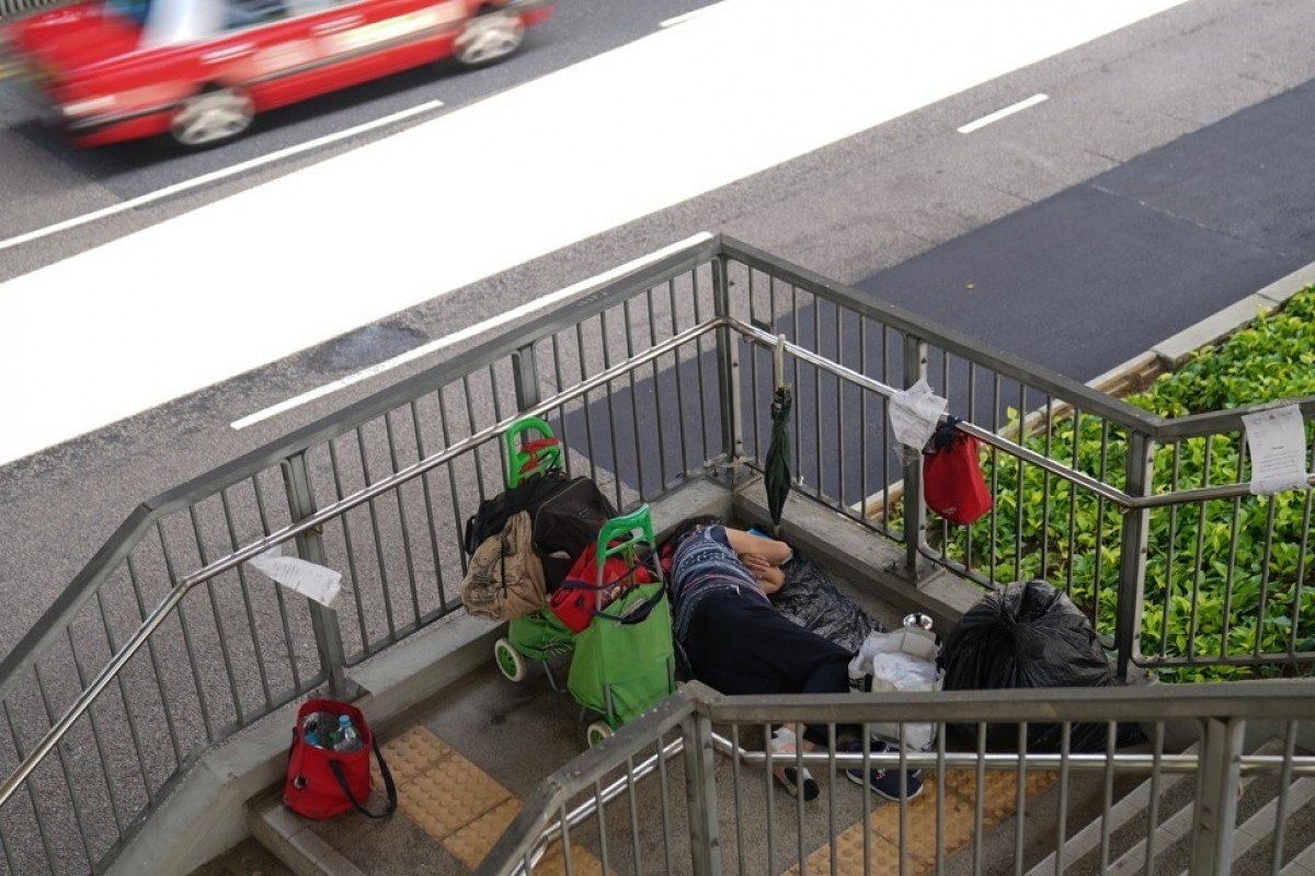Dai dich khien hang tram nguoi Hong Kong phai ngu ngoai duong hinh anh