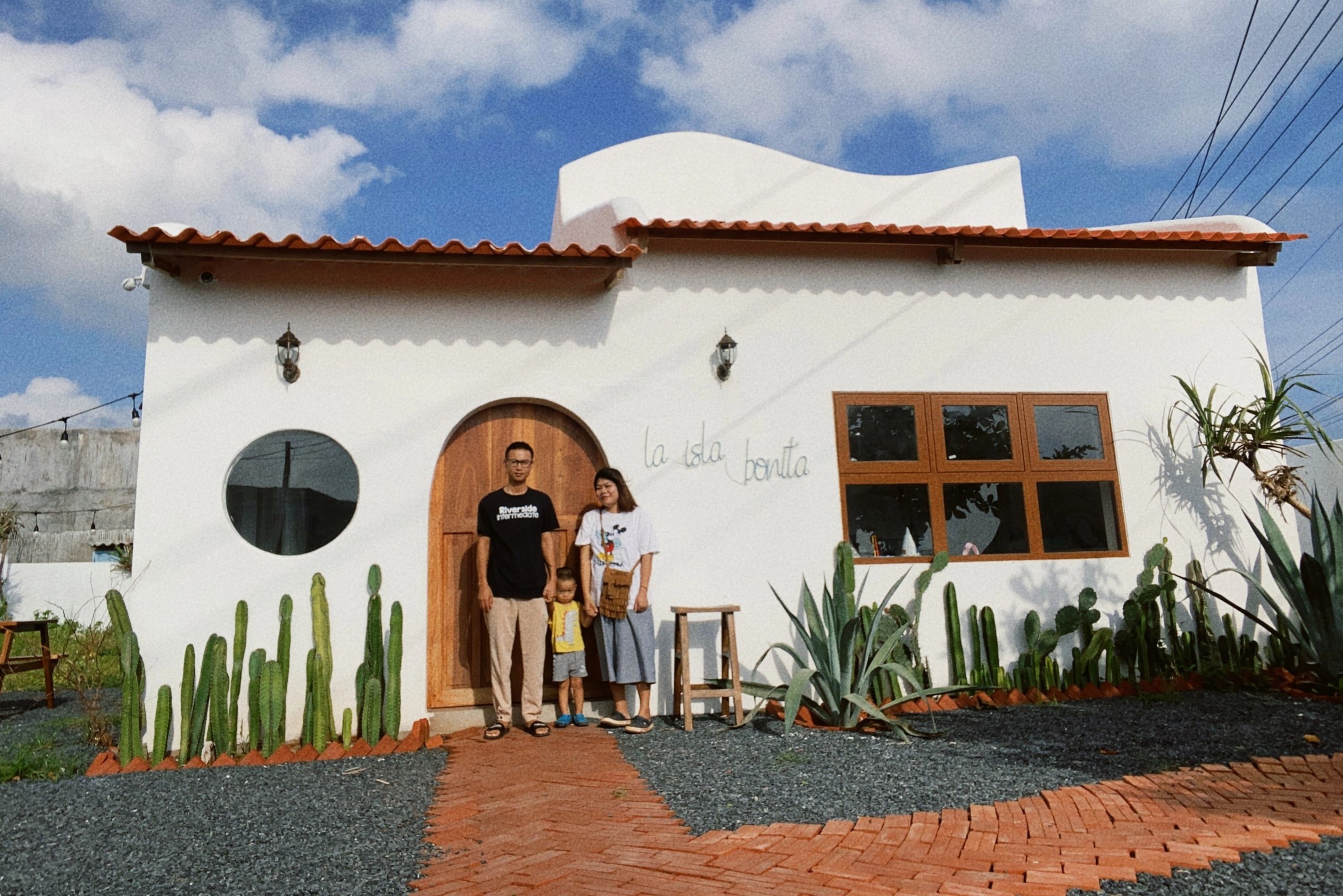 Vo chong sua nha cu tren dao Phu Quy thanh homestay hinh anh