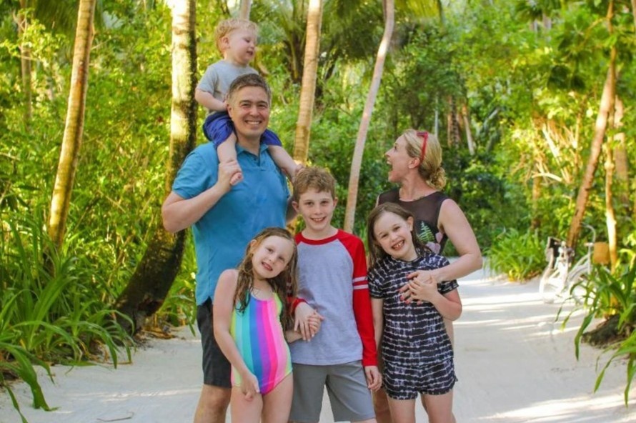 Gia dinh cu vai nam lai chuyen den mot quoc gia khac hinh anh