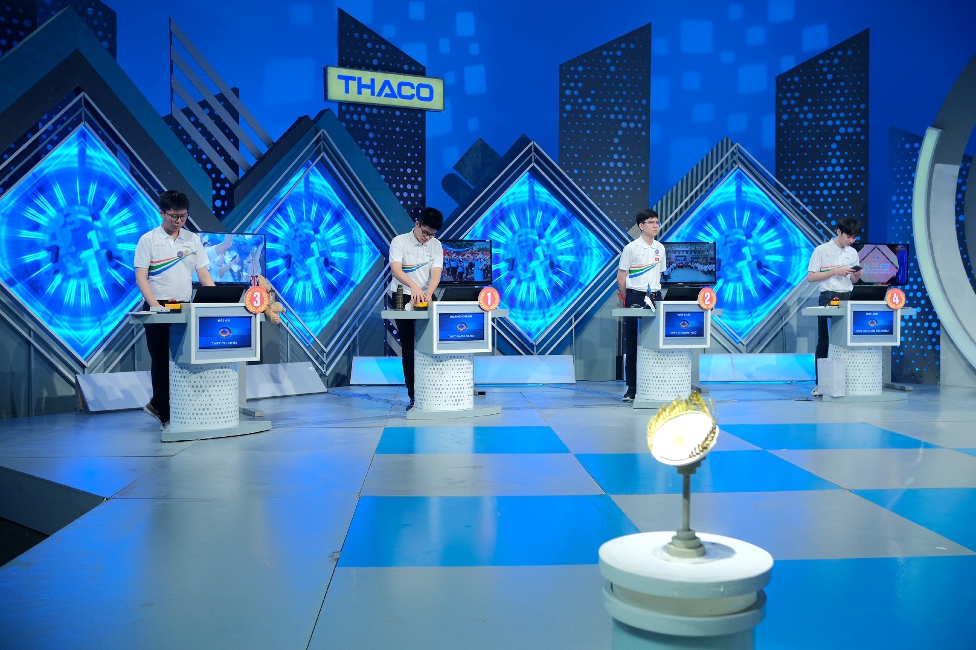 Quan quan Duong len dinh Olympia nam 21 anh 3