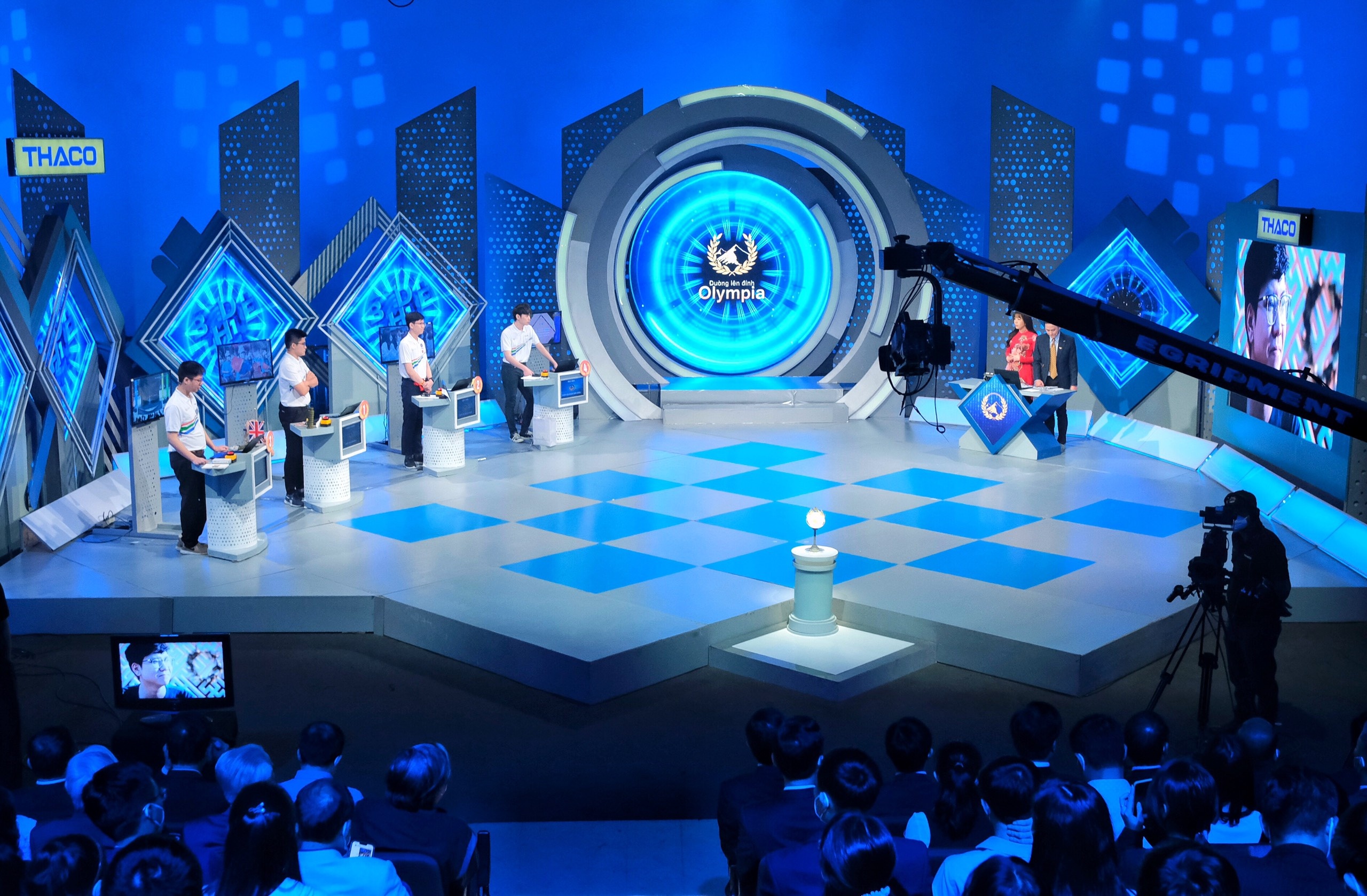 Quan quan Duong len dinh Olympia nam 21 anh 1