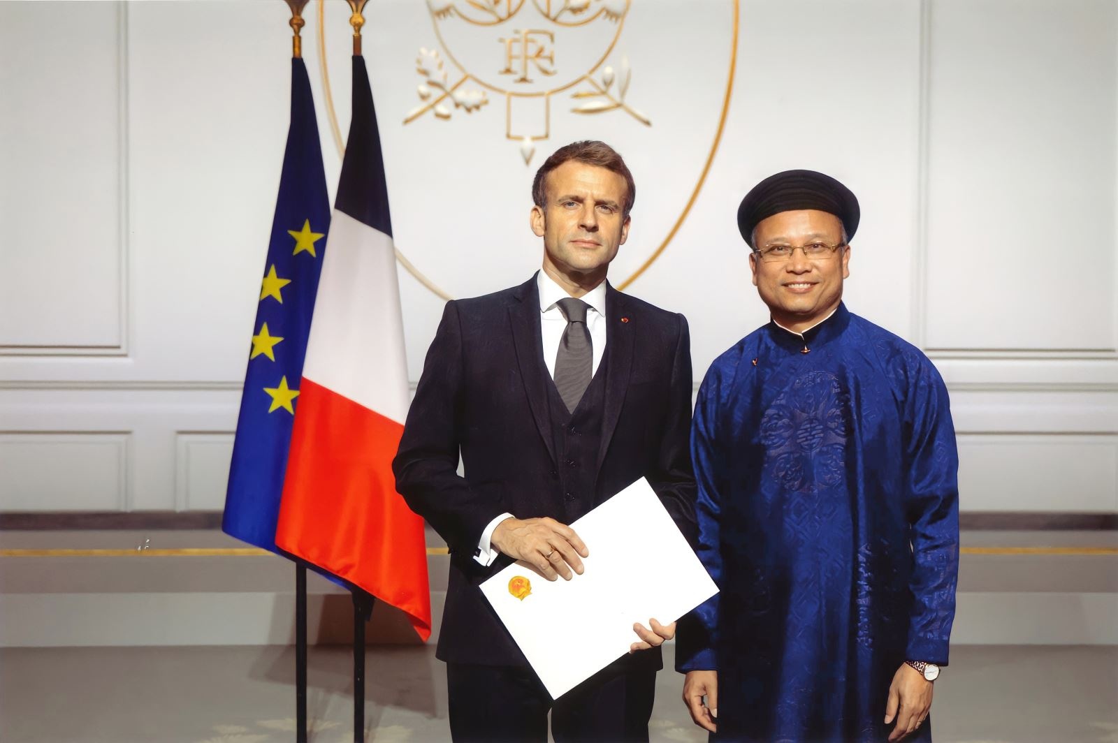 Người may áo dài ngũ thân cho đại sứ Việt Nam tại Pháp ảnh 5 Nguoi may ao dai ngu than cho dai su Viet Nam tai Phap anh 5