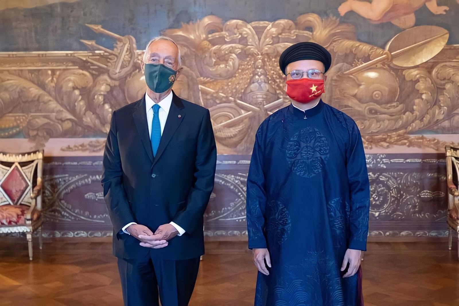 Người may áo dài ngũ thân cho đại sứ Việt Nam tại Pháp ảnh 4 Nguoi may ao dai ngu than cho dai su Viet Nam tai Phap anh 4