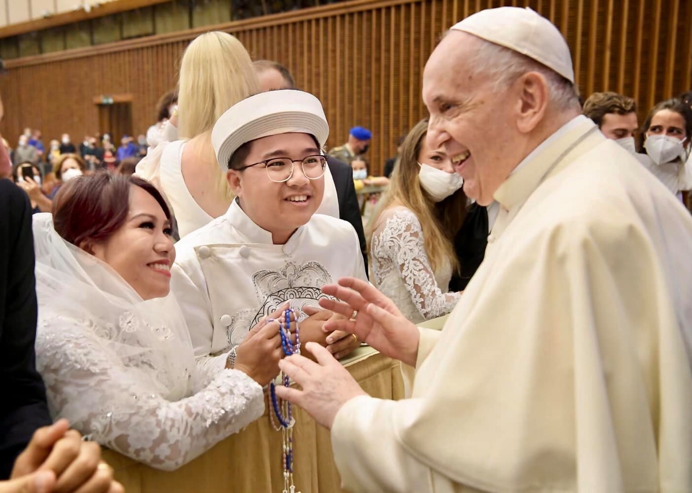 Cap vo chong goc Viet duoc Giao hoang chuc phuc hinh anh