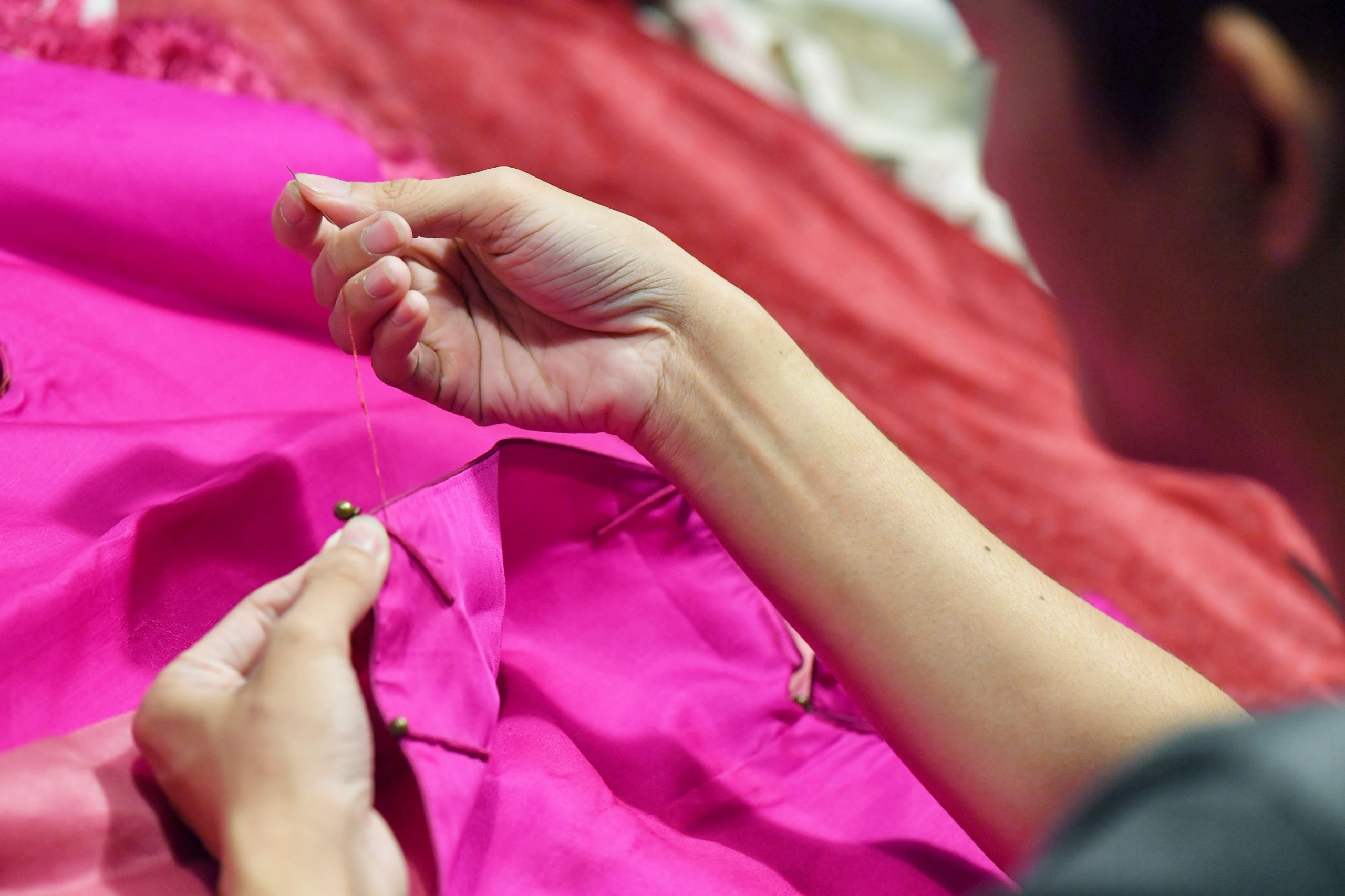 Người may áo dài ngũ thân cho đại sứ Việt Nam tại Pháp ảnh 10 Nguoi may ao dai ngu than cho dai su Viet Nam tai Phap anh 10