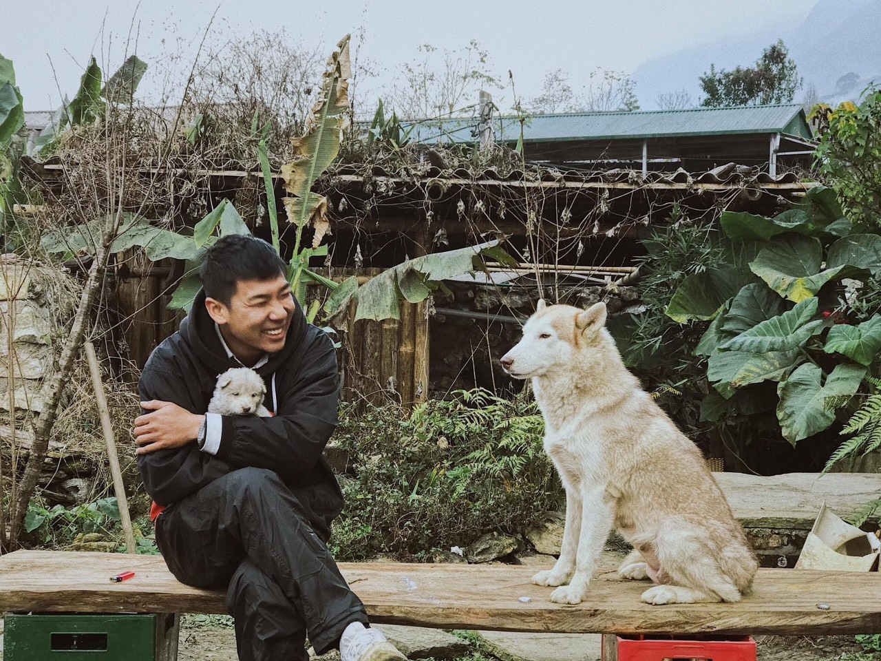 Nhom ban bo viec o pho len Sa Pa lam du lich anh 1