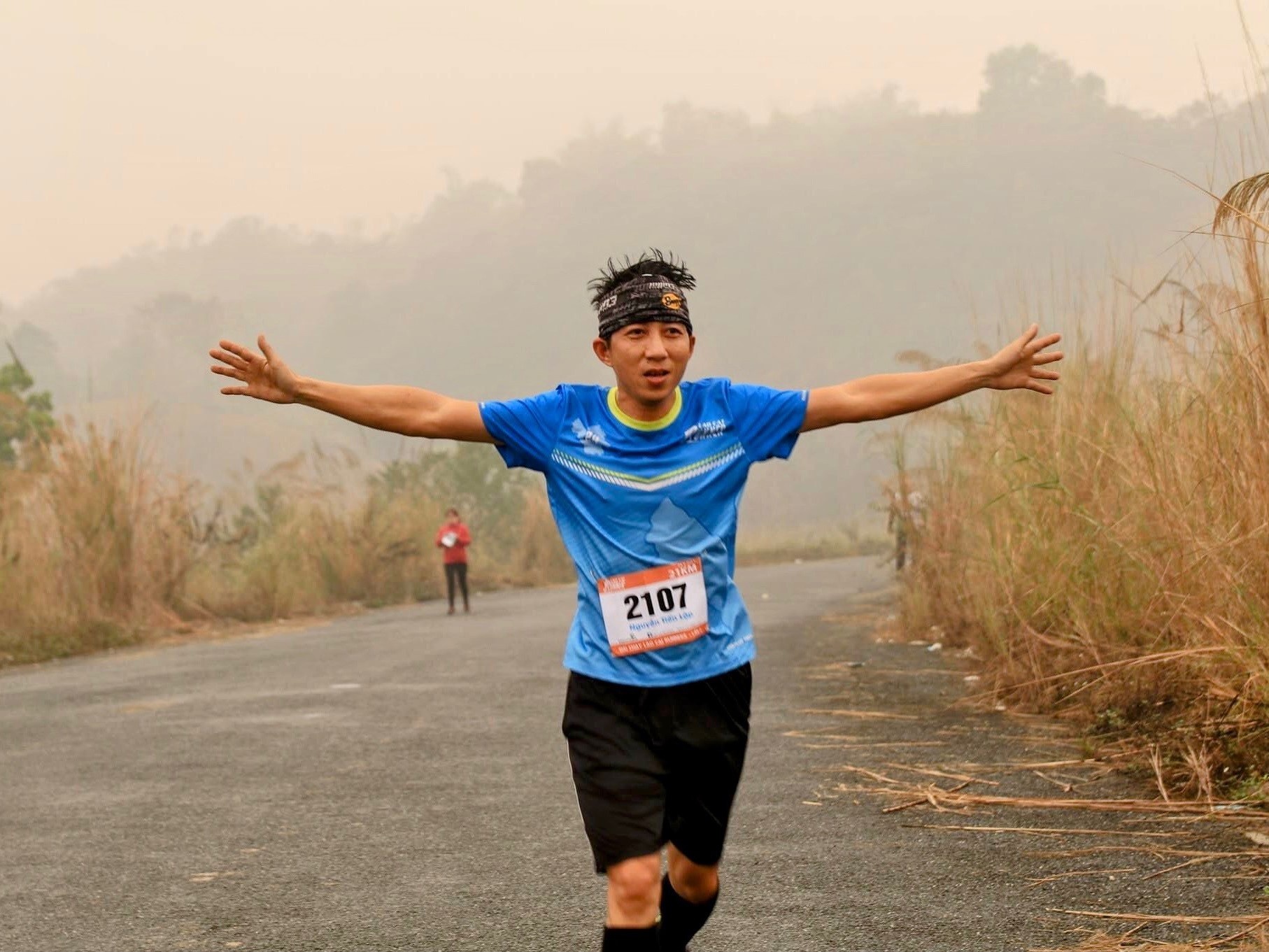 Nhom ban bo viec o pho len Sa Pa lam du lich anh 2