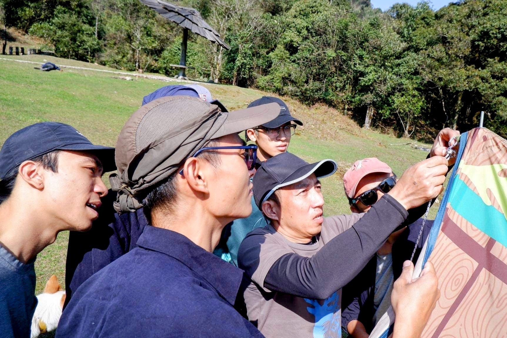 Nhom ban bo viec o pho len Sa Pa lam du lich anh 5