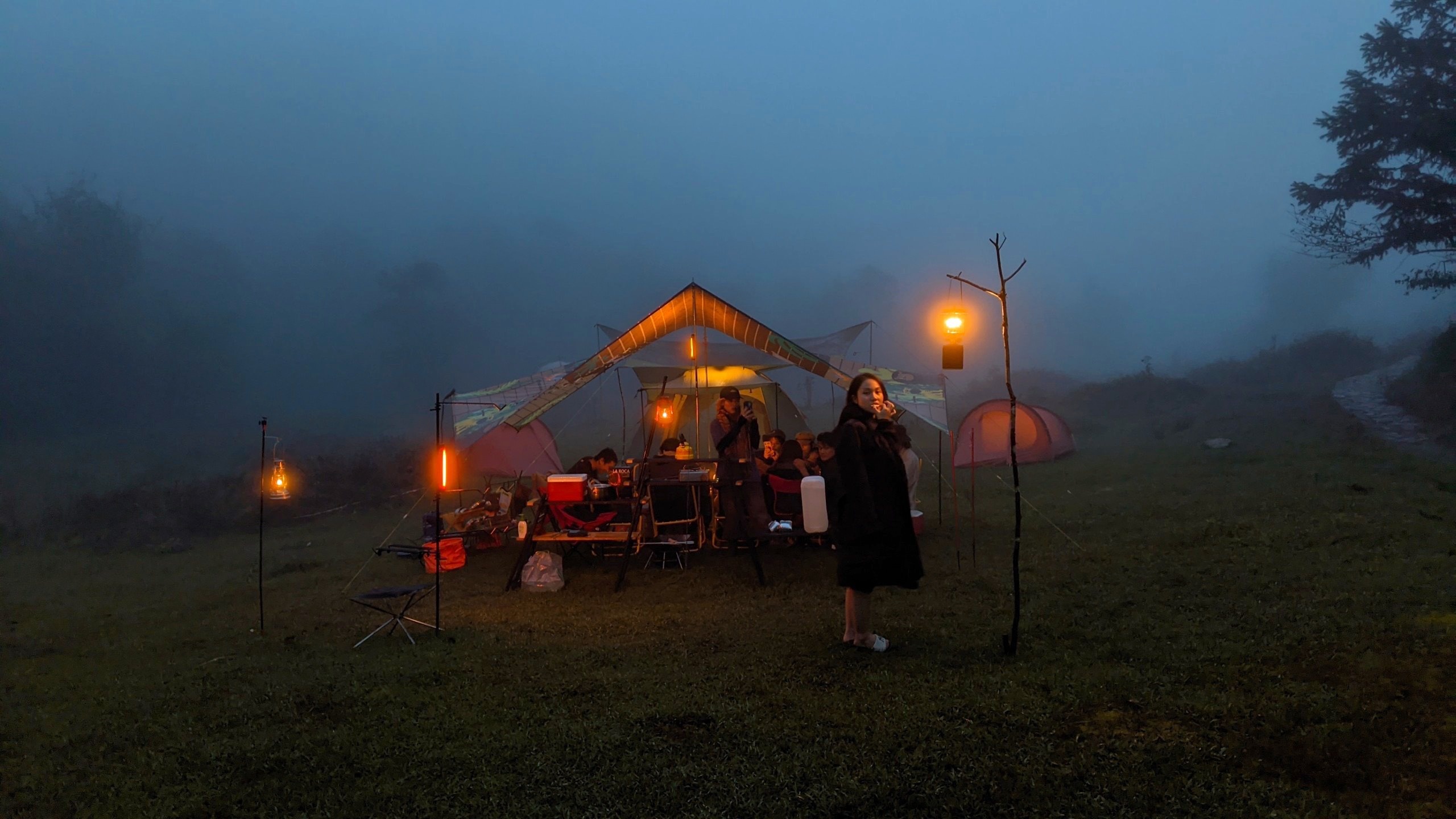 Nhom ban bo viec o pho len Sa Pa lam du lich anh 9