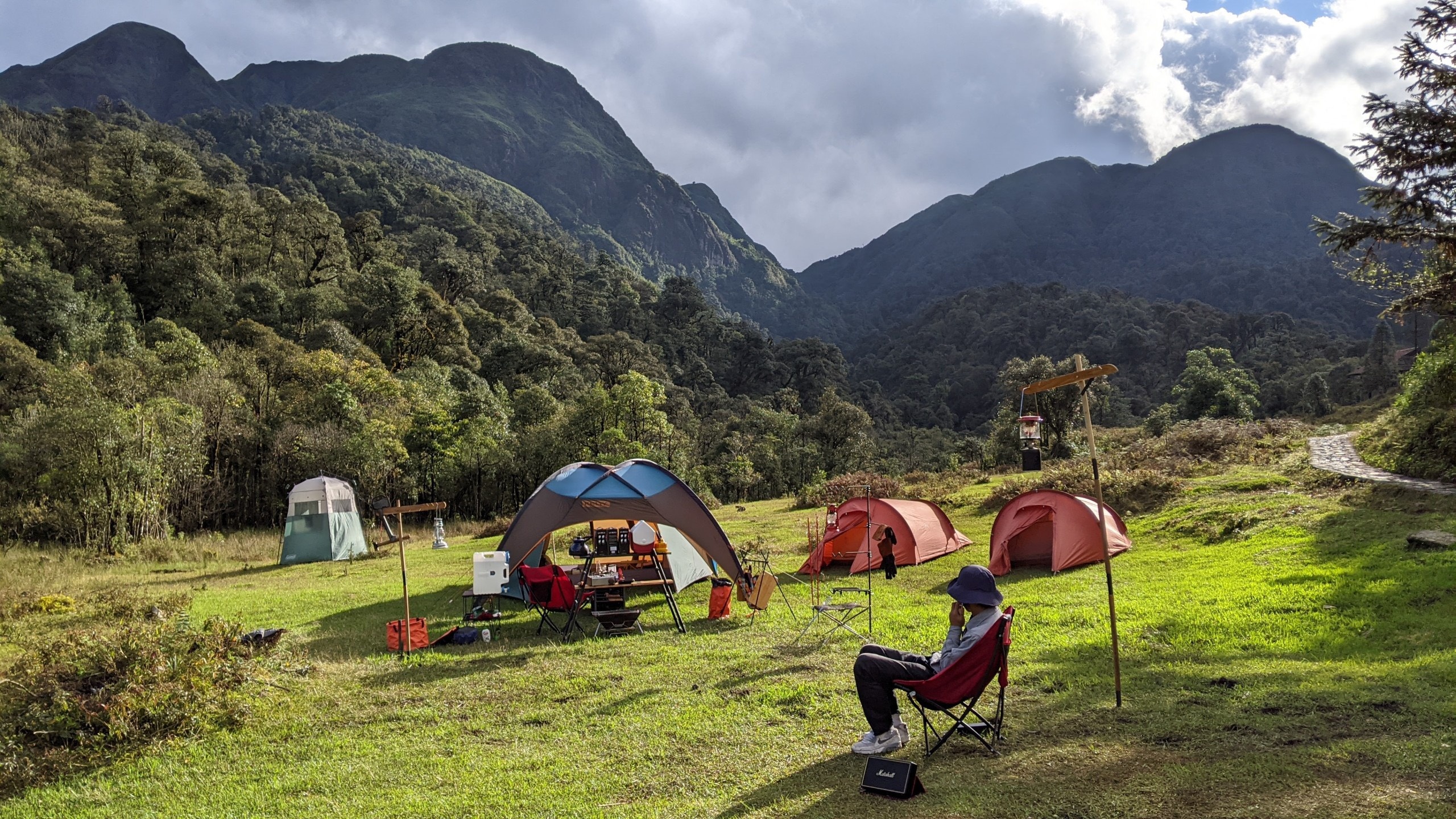 Nhom ban bo viec o pho len Sa Pa lam du lich anh 8