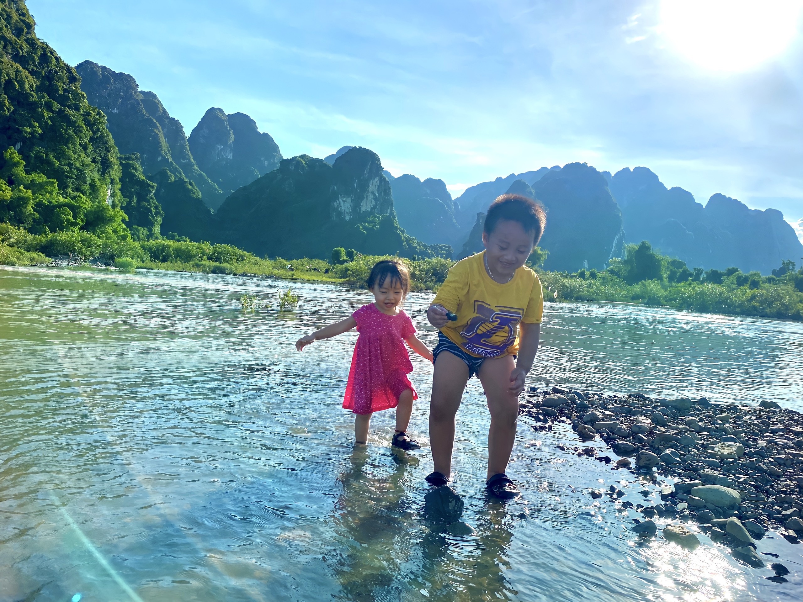 Vợ chồng trẻ cho con đi cắm trại để tận hưởng cuộc sống ảnh 6 Vo chong tre cho con di cam trai de tan huong cuoc song anh 6