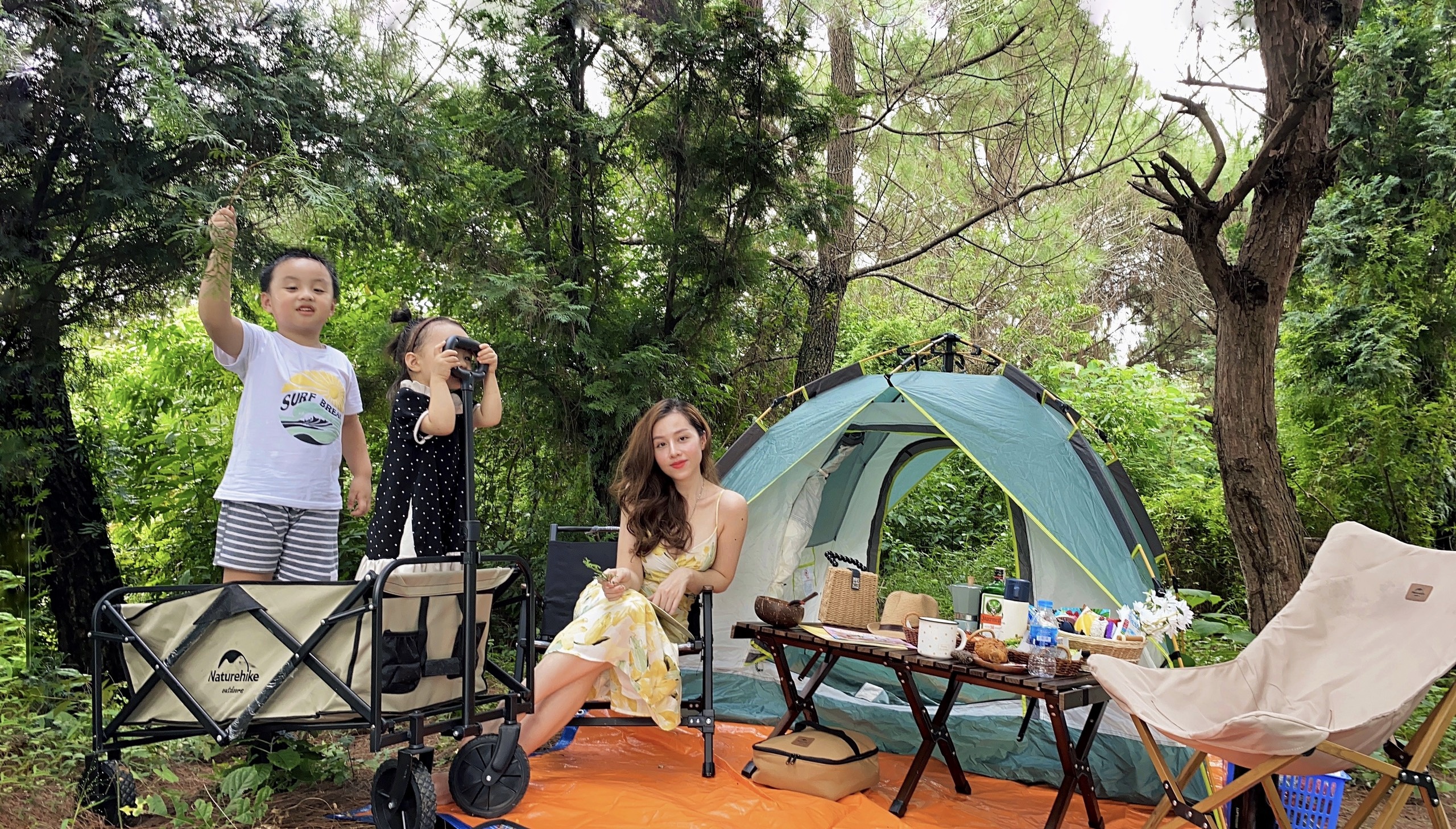 Vợ chồng trẻ cho con đi cắm trại để tận hưởng cuộc sống ảnh 1 Vo chong tre cho con di cam trai de tan huong cuoc song anh 1
