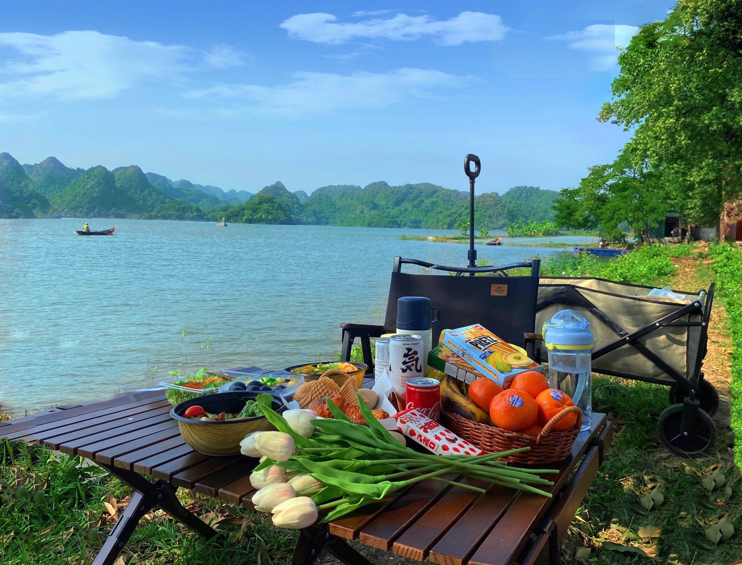 Vợ chồng trẻ cho con đi cắm trại để tận hưởng cuộc sống ảnh 2 Vo chong tre cho con di cam trai de tan huong cuoc song anh 2