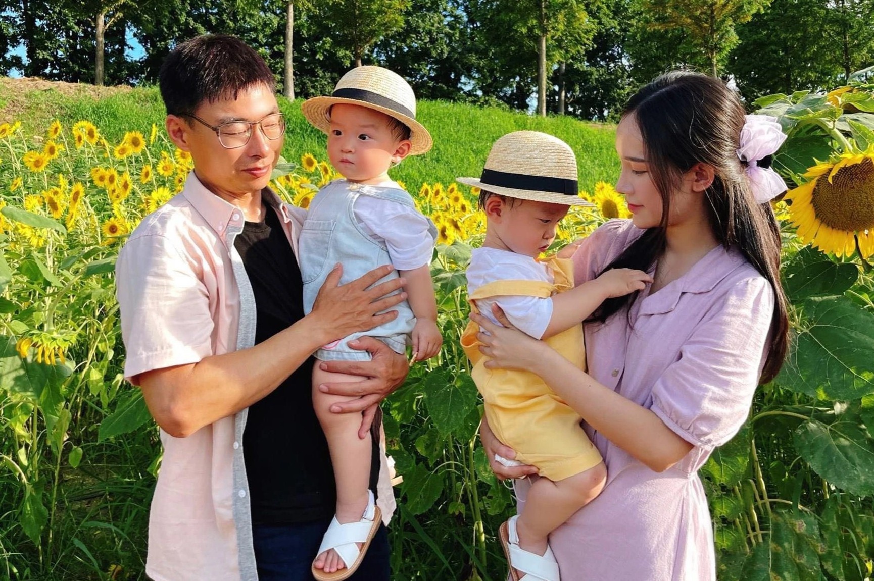 Vo Viet, chong Han cham dua con di cam trai de trai nghiem hinh anh