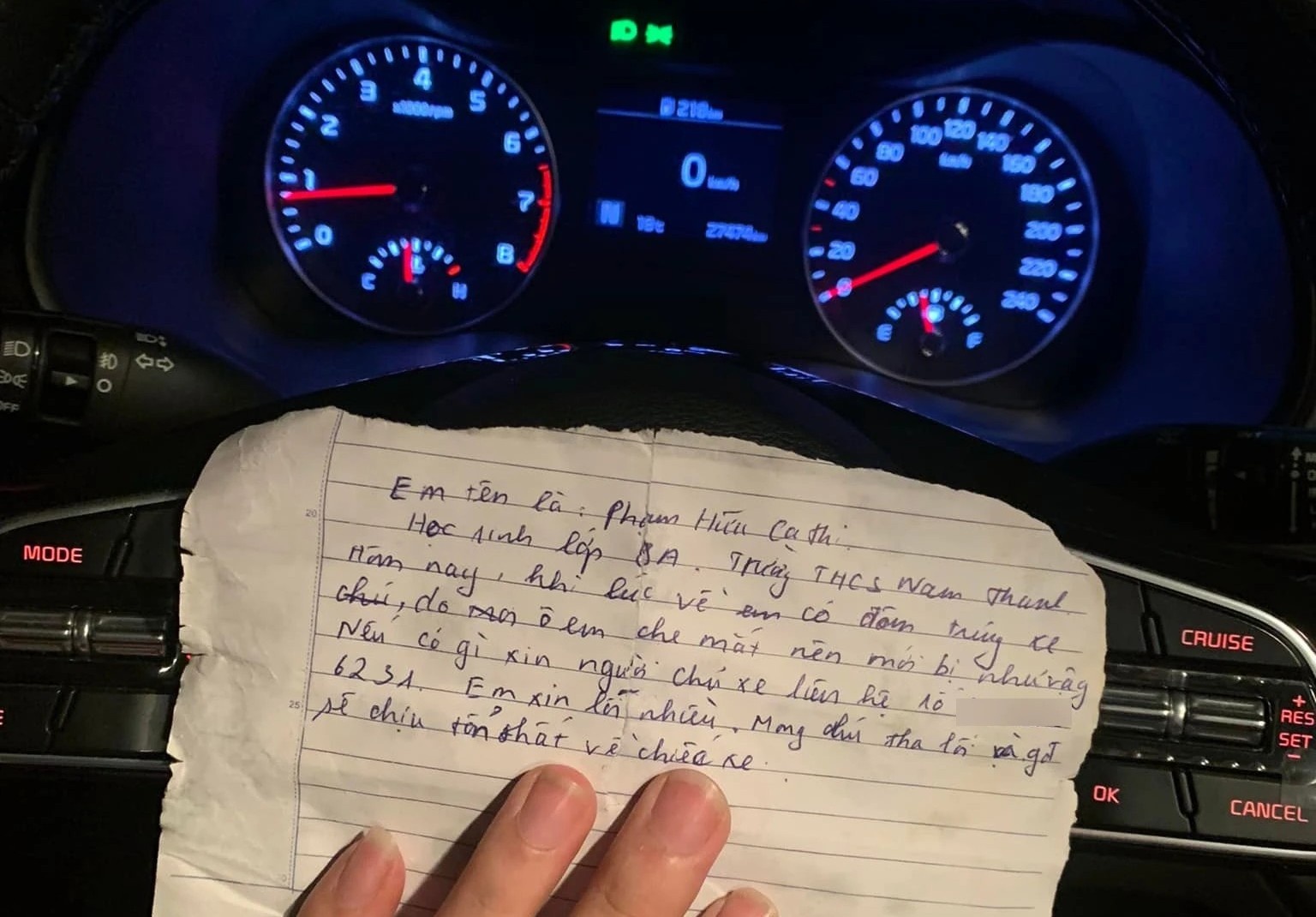 Dam trung duoi oto, nam sinh de lai loi nhan khien chu xe am long hinh anh