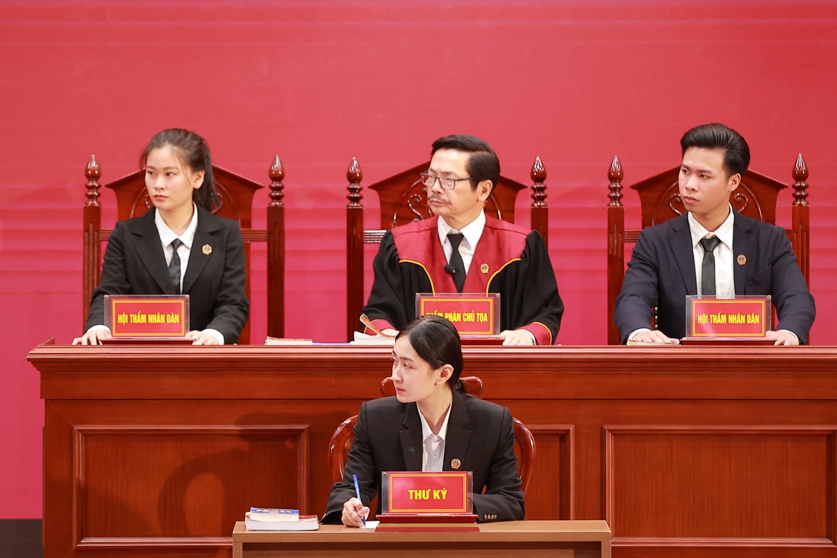 Bao ve phu nu va tre em gai khoi bao luc xam hai anh 3