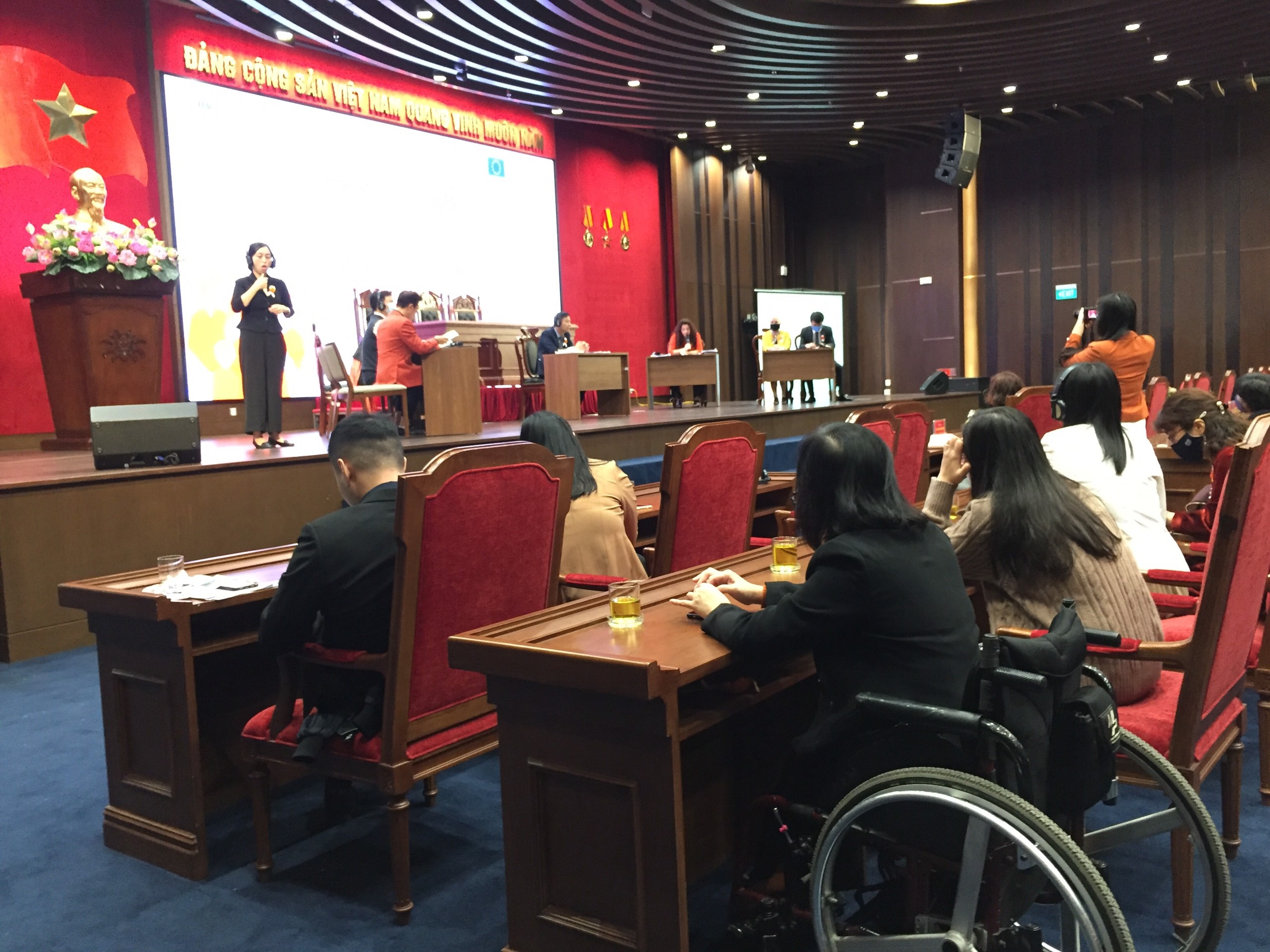 Bao ve phu nu va tre em gai khoi bao luc xam hai anh 2