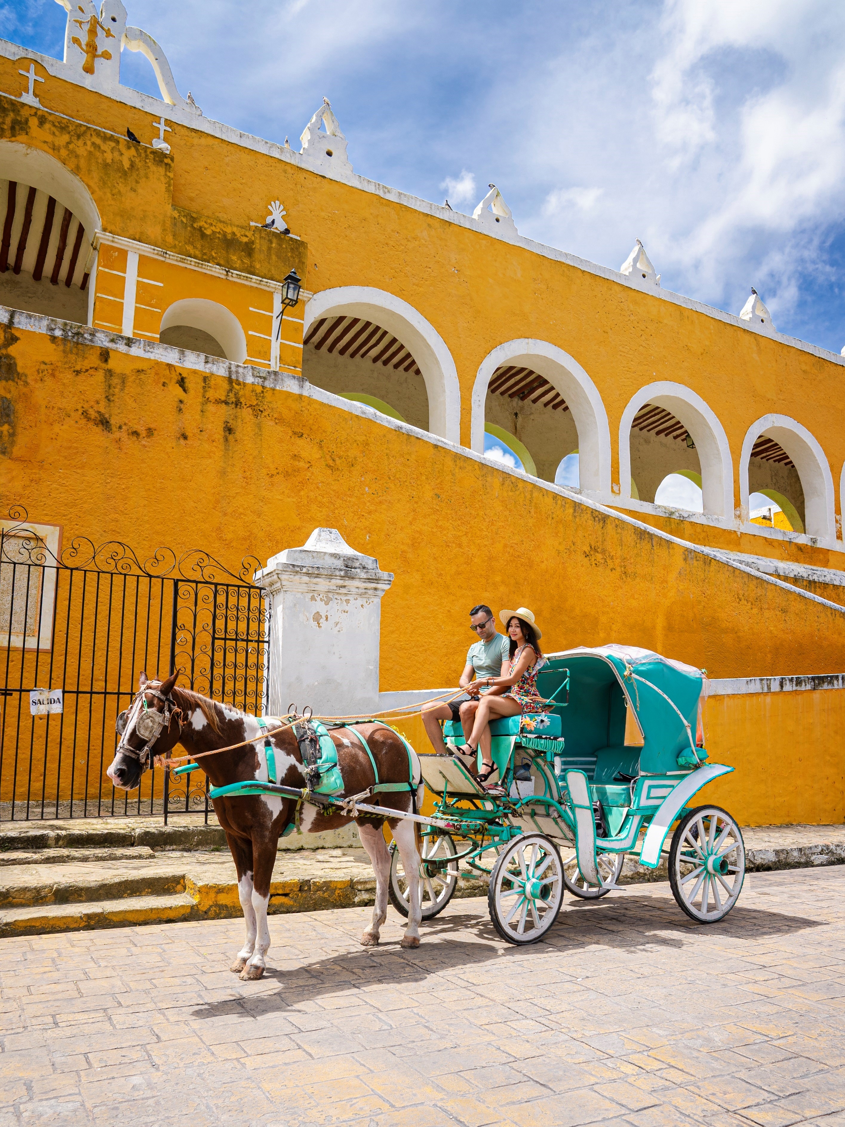 Chuyen bay 30 tieng den Phuket trong dich cua cap doi Viet - My anh 3