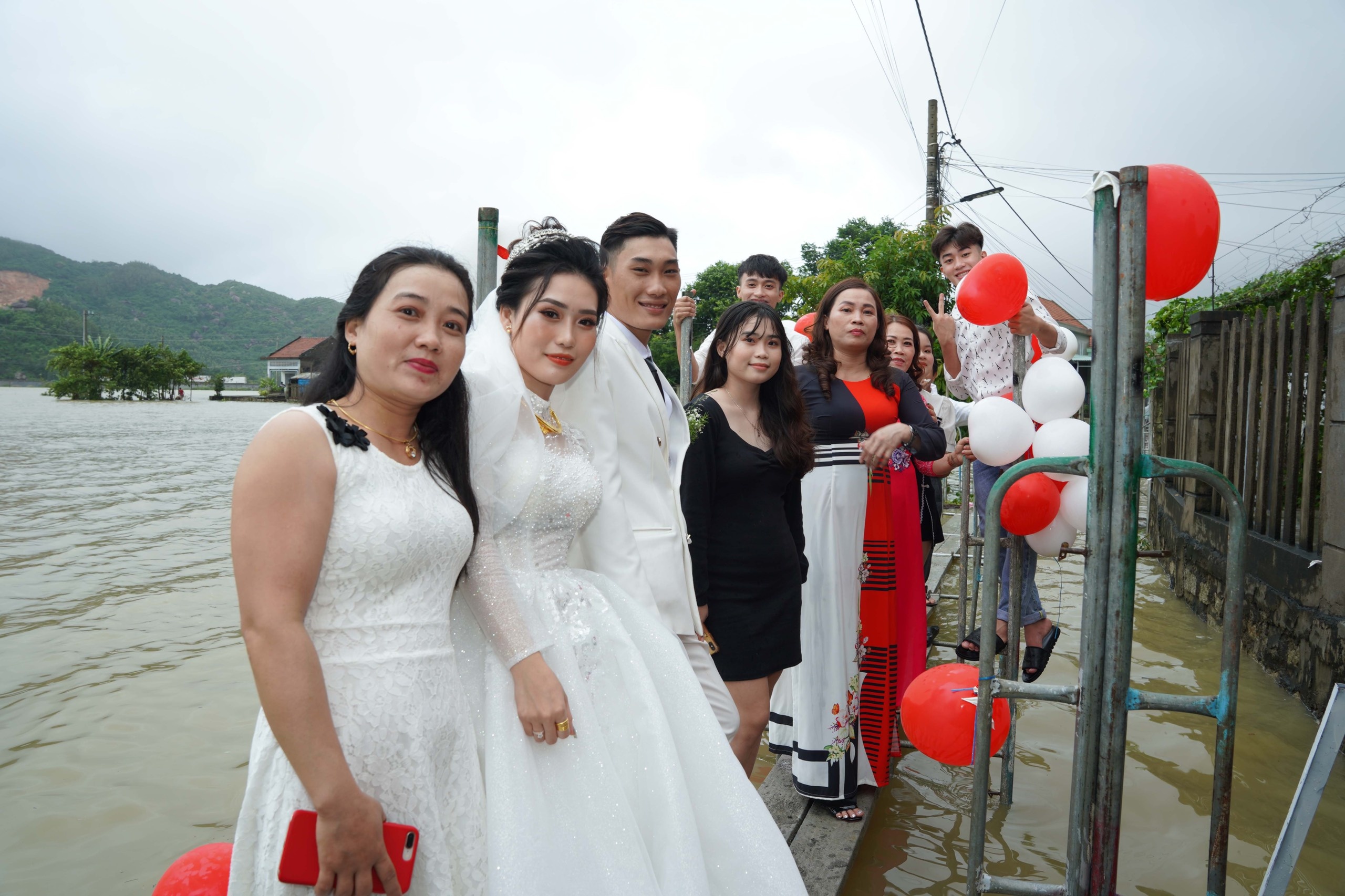 Chú rể lắp cầu vào nhà cô dâu trong ngày lũ ở Phú Yên ảnh 3 Chu re lap cau vao nha co dau trong ngay lu o Phu Yen anh 3