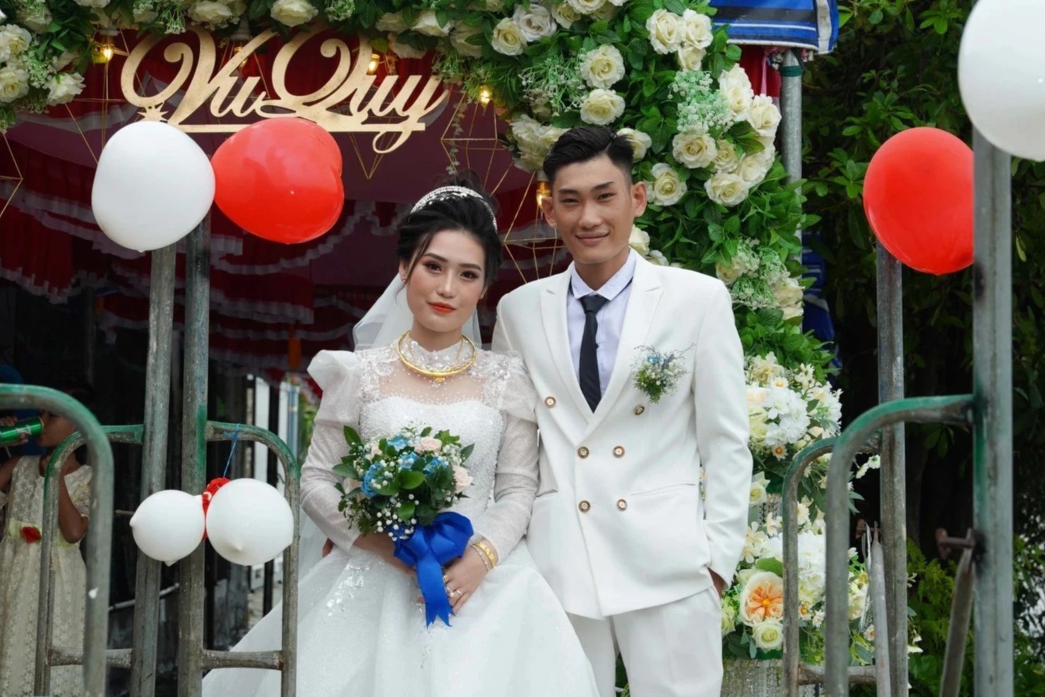 Cuoi ngay lu, chu re lam cau tam dan vao nha co dau hinh anh