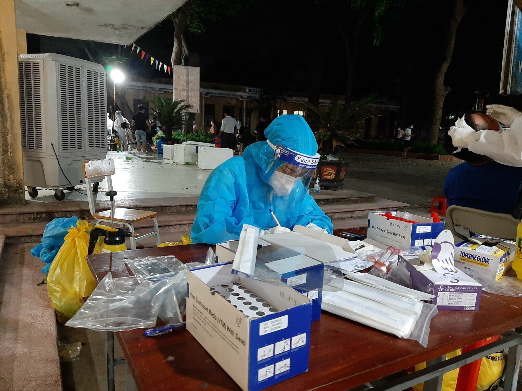 Tinh nguyen vien chong dich anh 3