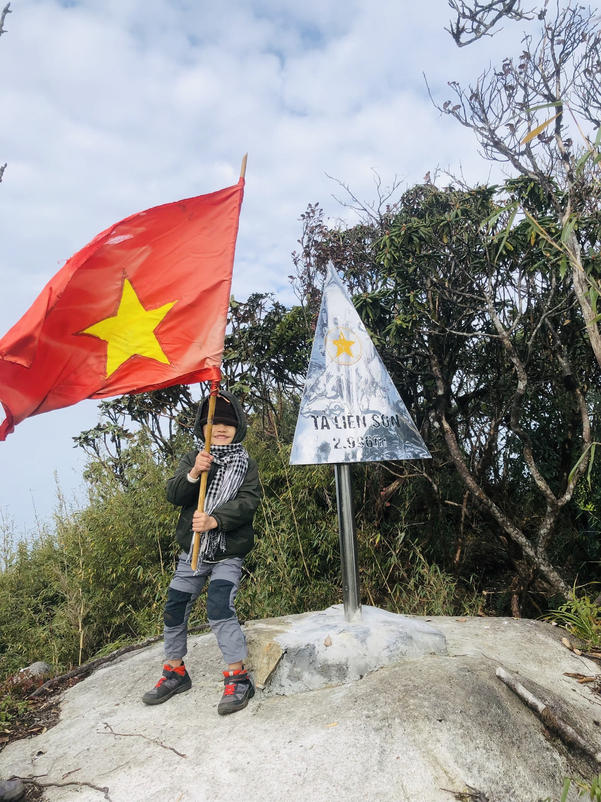 Cau be 4 tuoi leo 4 dinh nui o Tay Bac anh 1