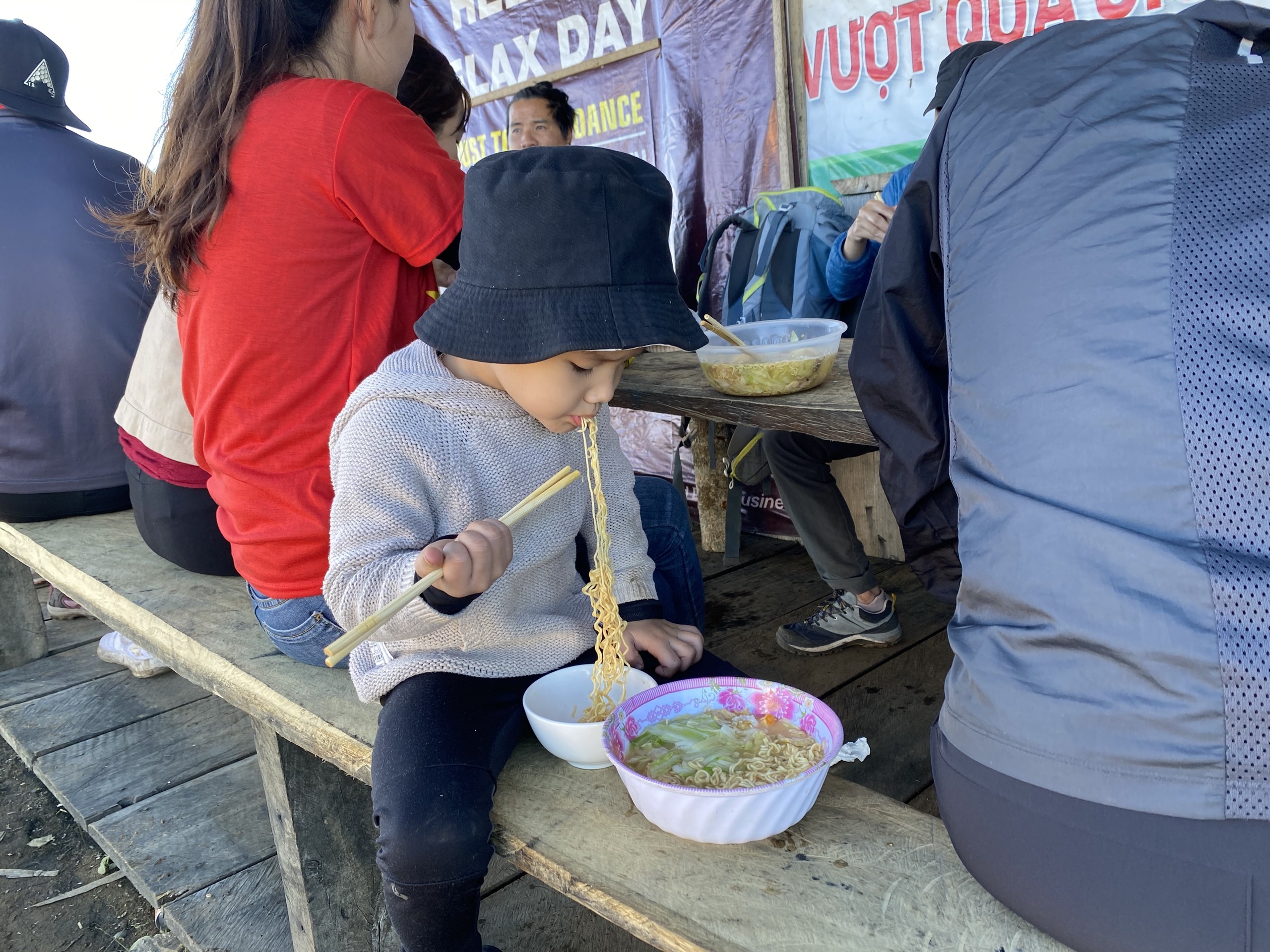 Cau be 4 tuoi leo 4 dinh nui o Tay Bac anh 13