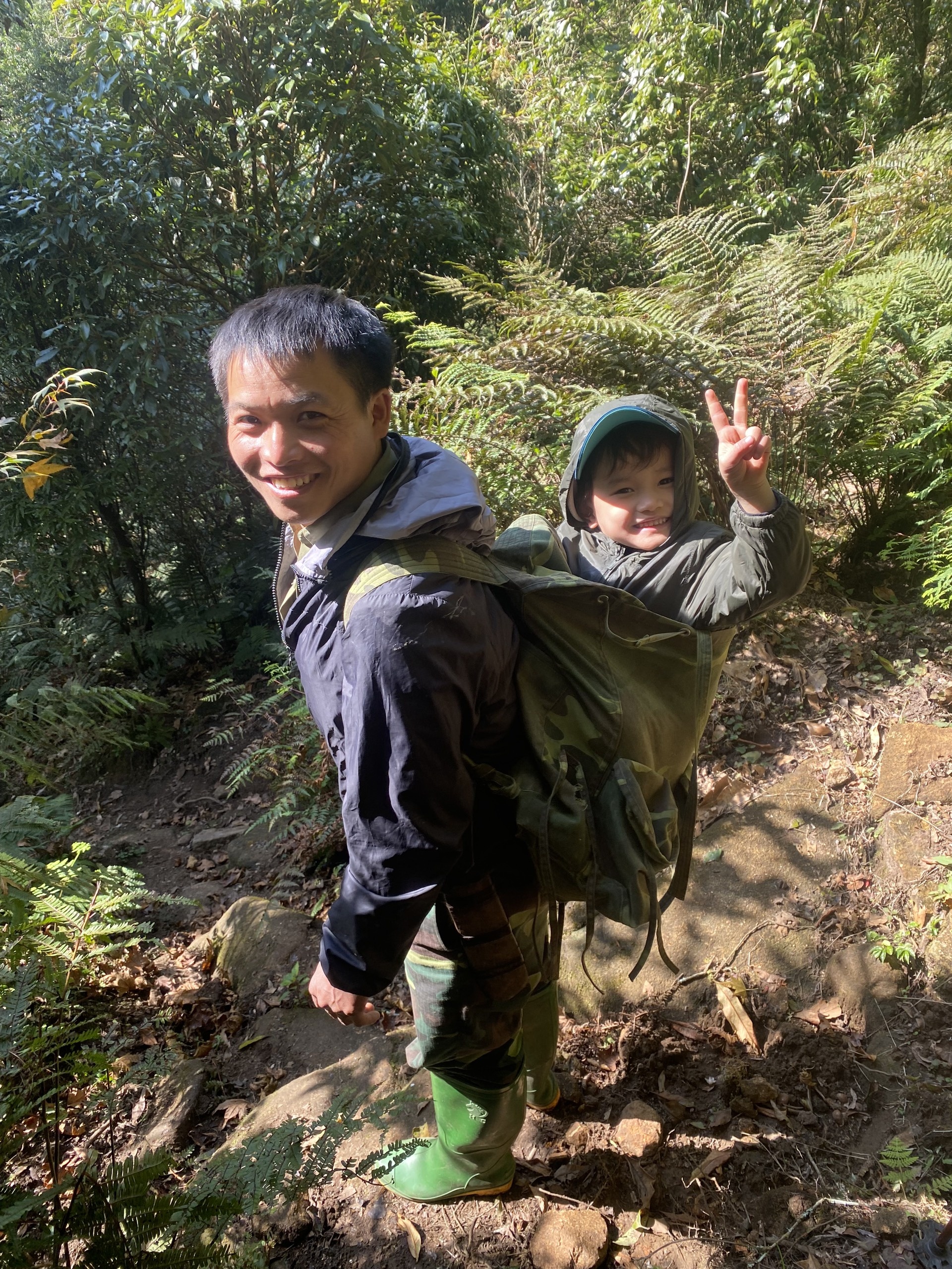 Cau be 4 tuoi leo 4 dinh nui o Tay Bac anh 2