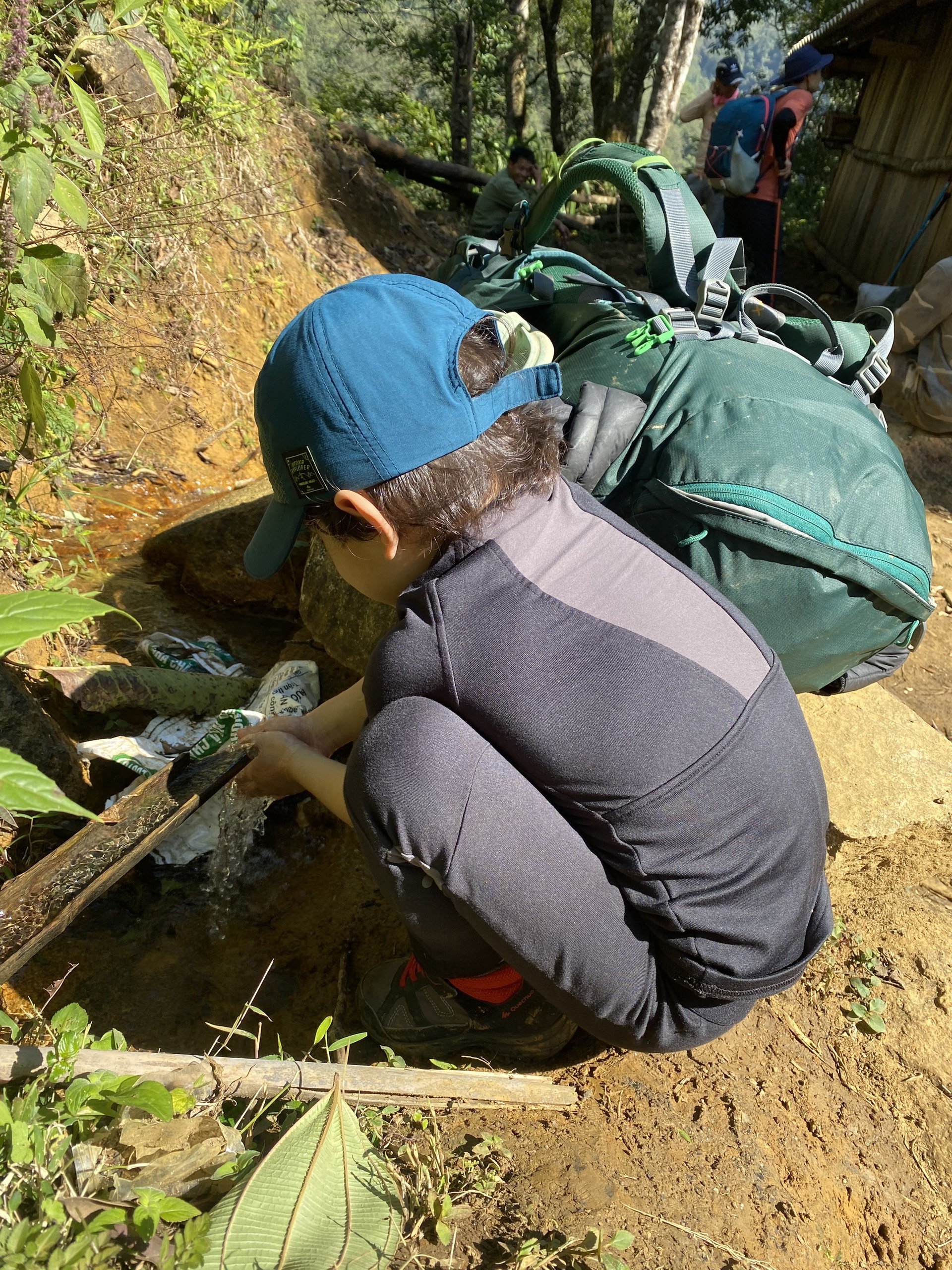 Cau be 4 tuoi leo 4 dinh nui o Tay Bac anh 12