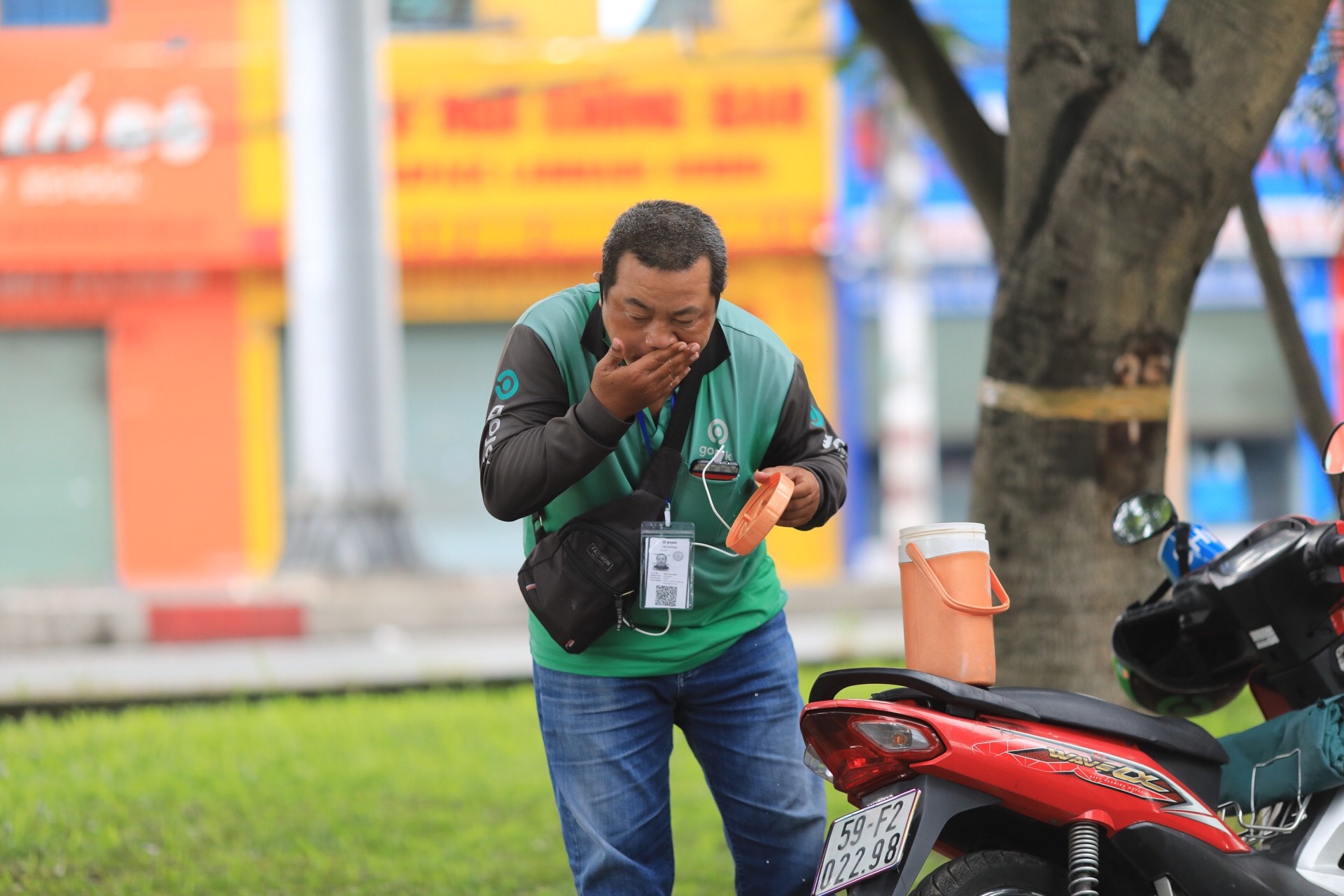 Tinh canh bap benh cua lao dong trung nien trong dich anh 3