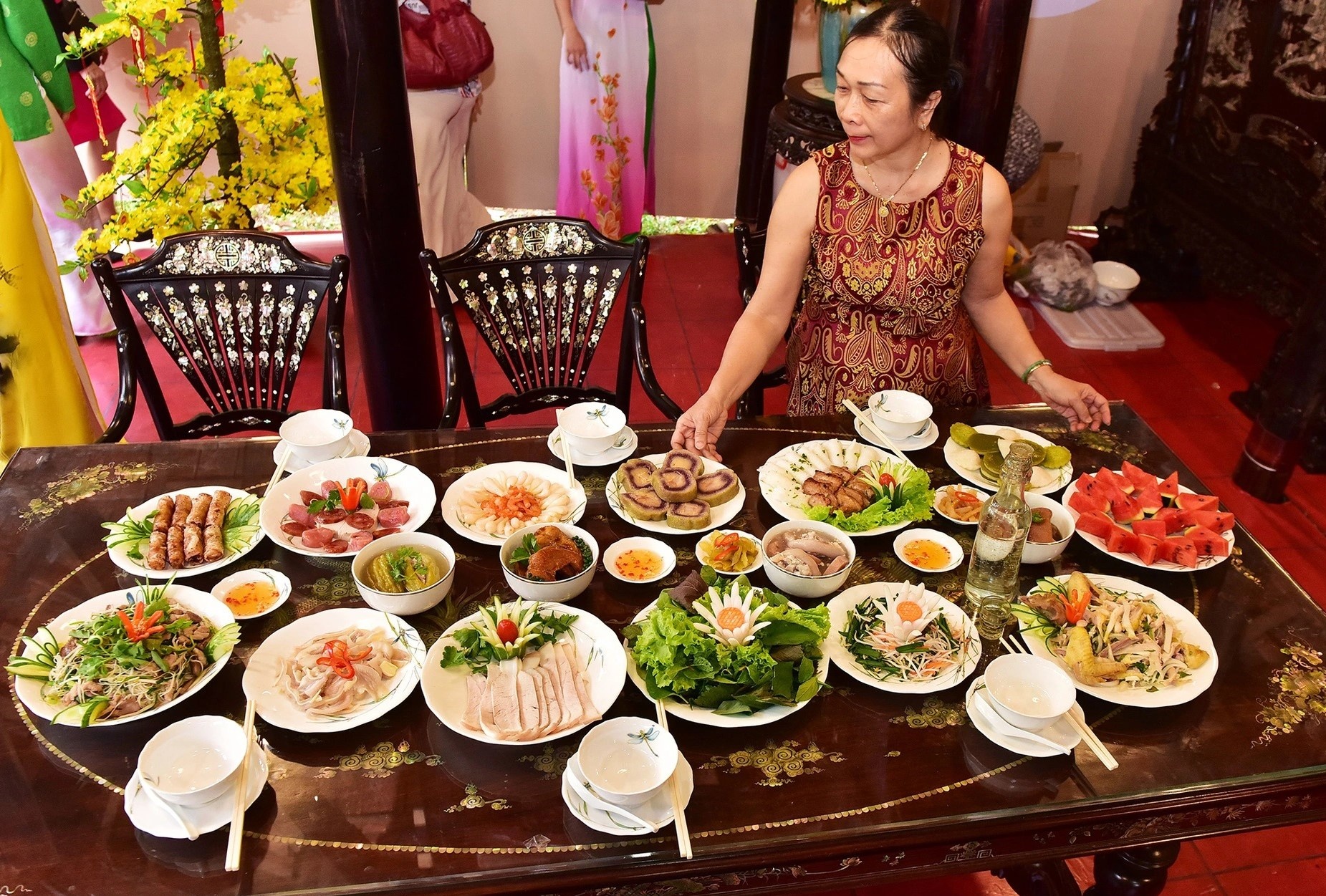 Hinh anh phu nu trong quang cao Tet anh 2