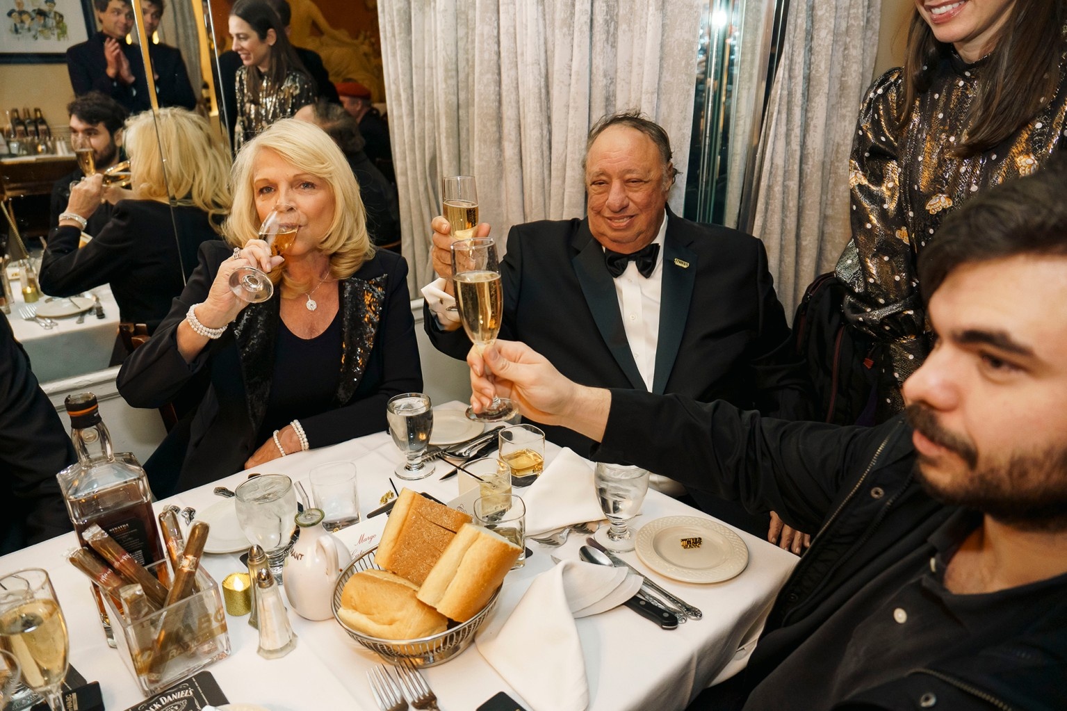 Nguoi New York tiec tung bi mat bat chap bien chung Omicron anh 4