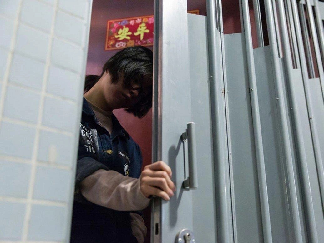 Lam gi de giup do mot nguoi dan ong dang tram cam? hinh anh